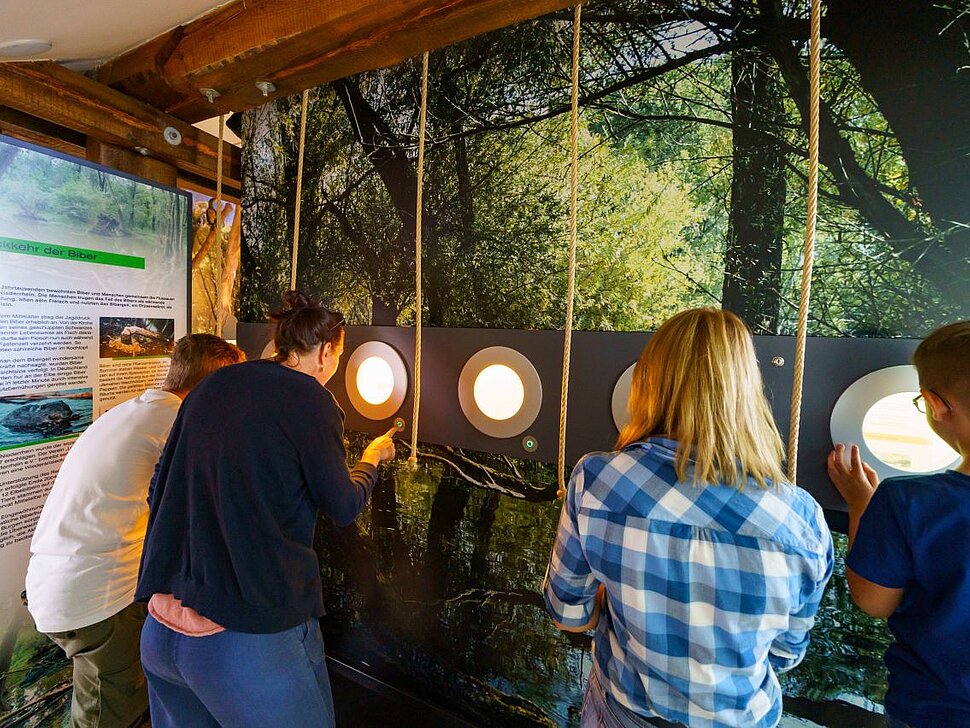 Personen in der Ausstellung "AuenGeschichten" im RVR-Naturforum Bislicher Insel.