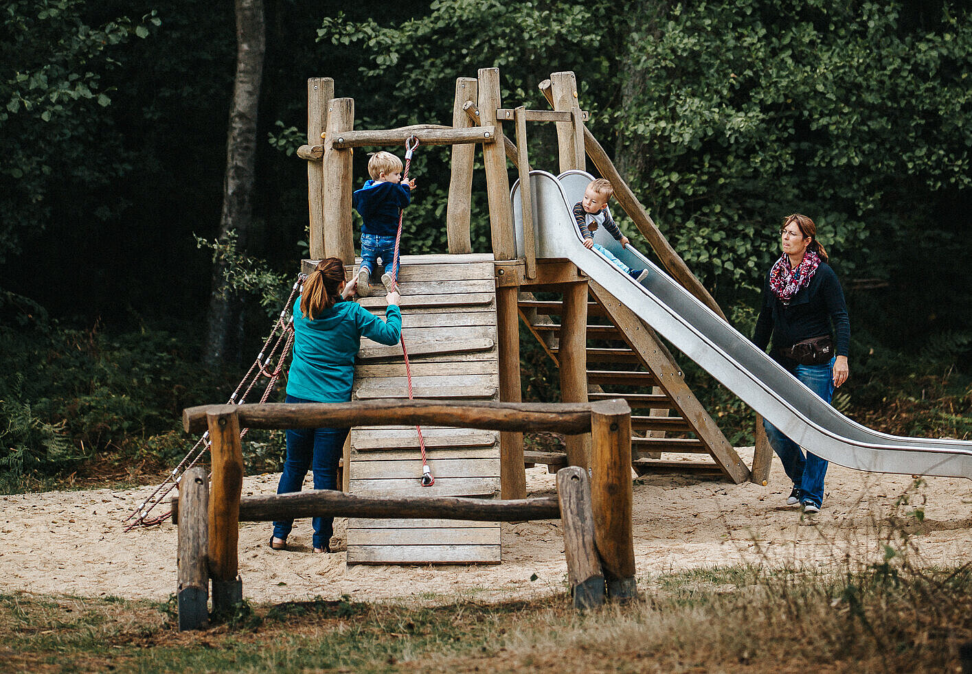 Klettergerüst auf dem Waldspielplatz