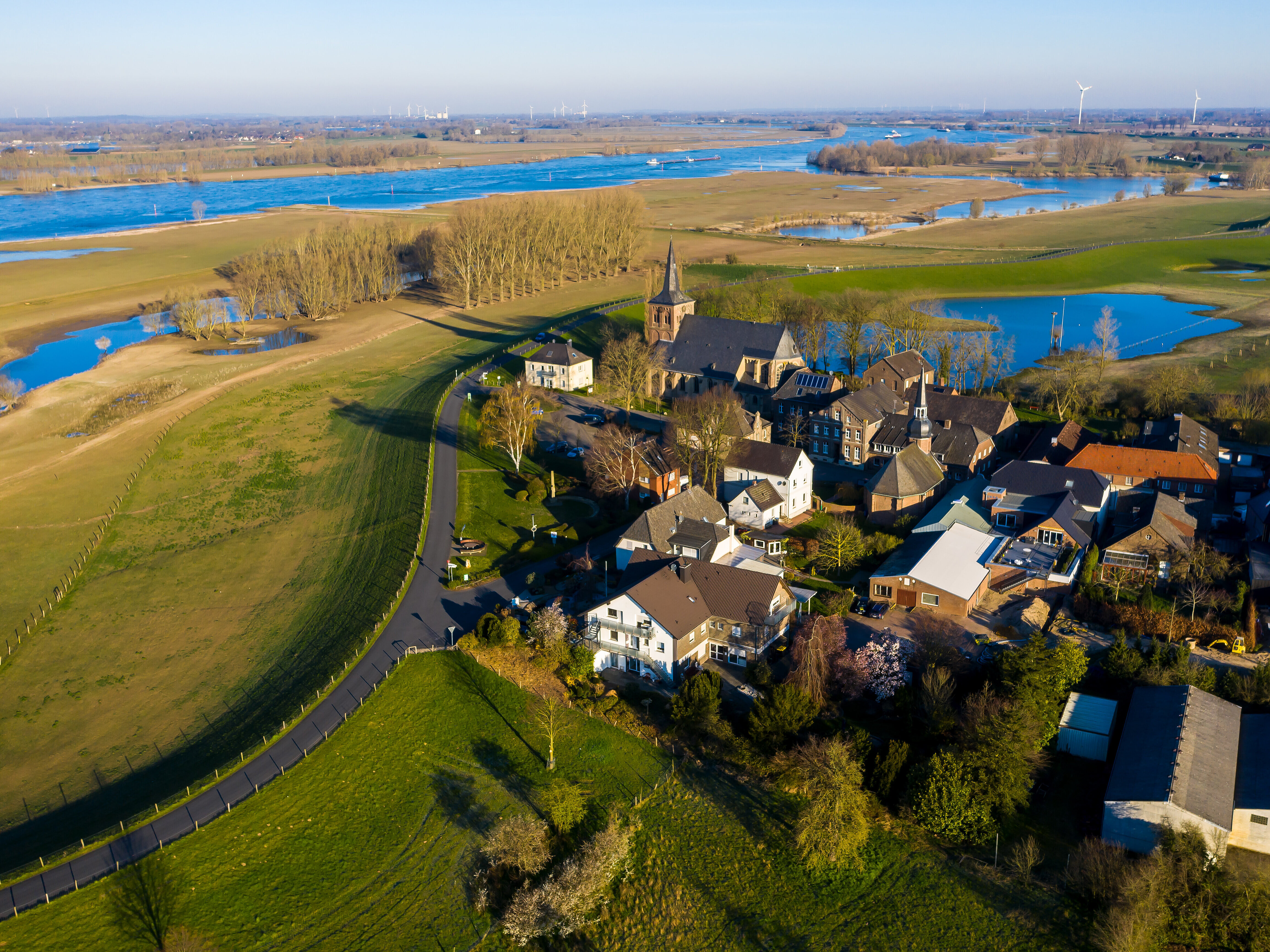 Blick auf den Ortsteil Bislich von Wesel mit der Auenlandschaft im Hintergrund