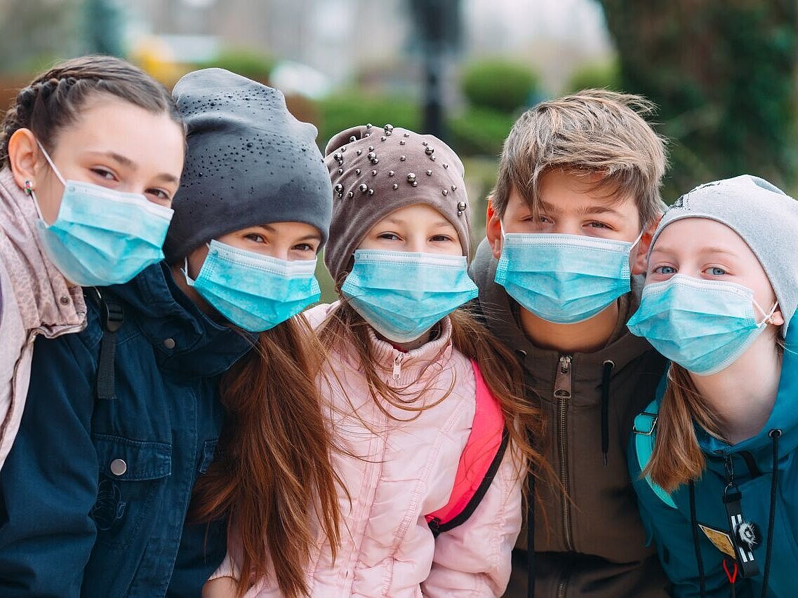 Kinder mit Masken.
