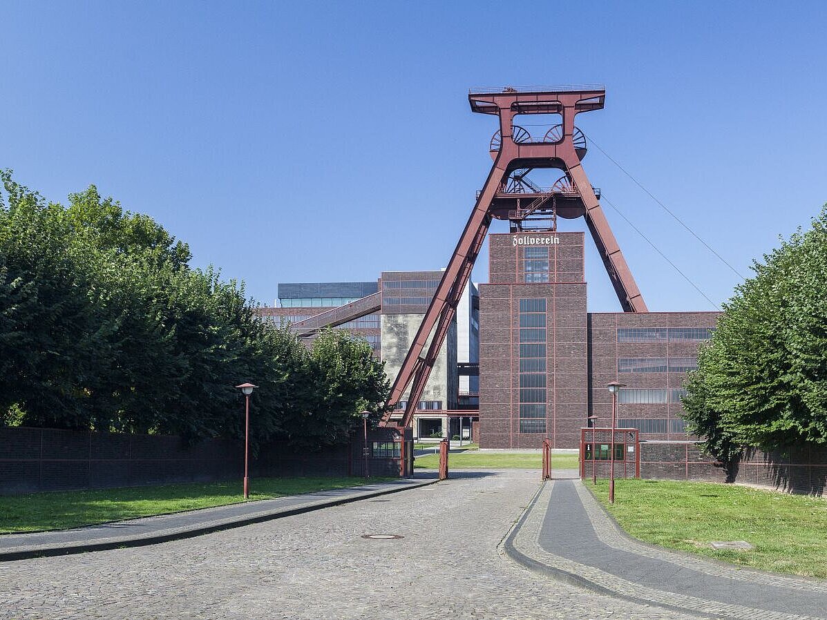 Blick auf das Welterbe Zollverein mit Schacht XII in Essen.