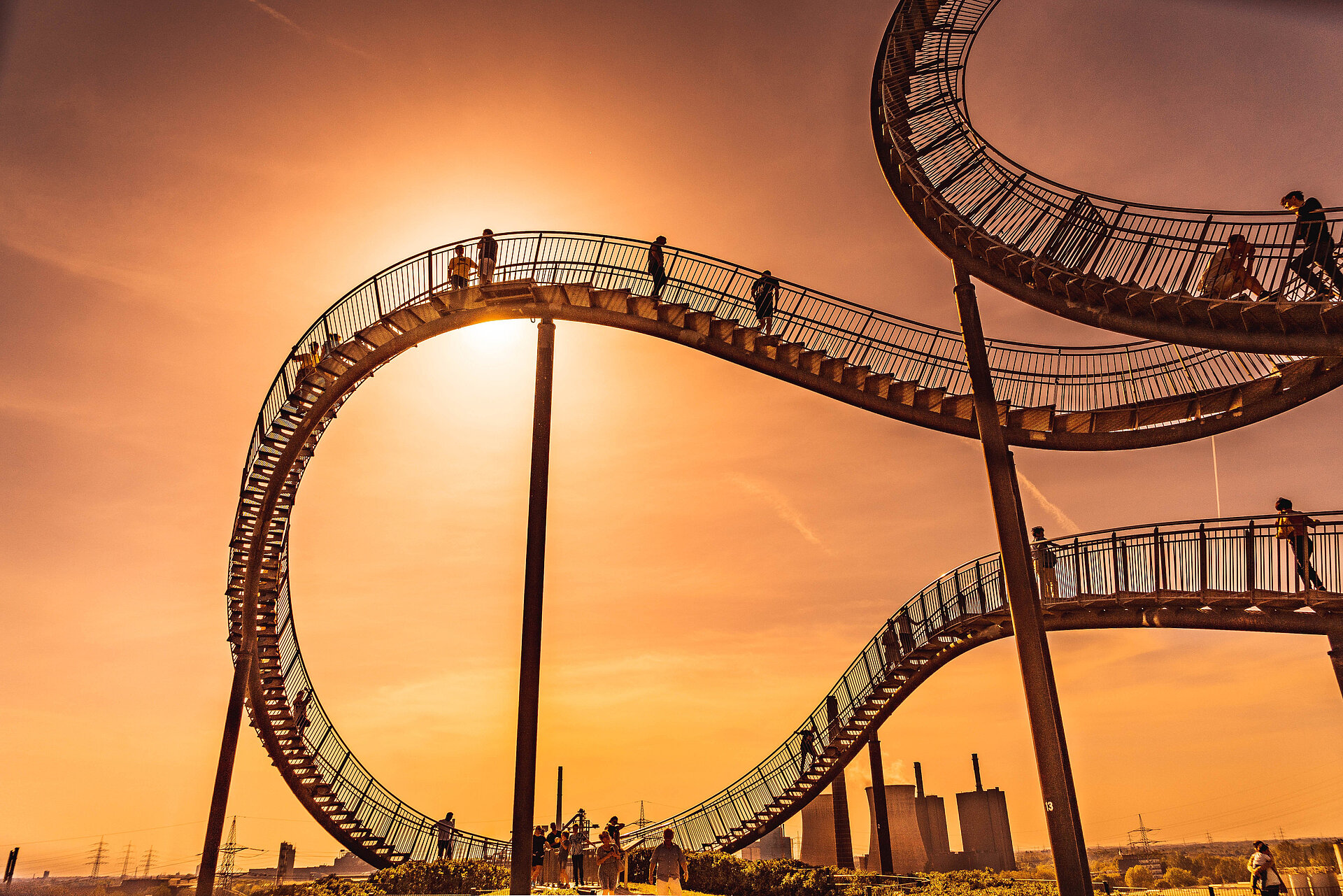 "Tiger & Turtle - Magic Mountain" im Sonnenuntergang.