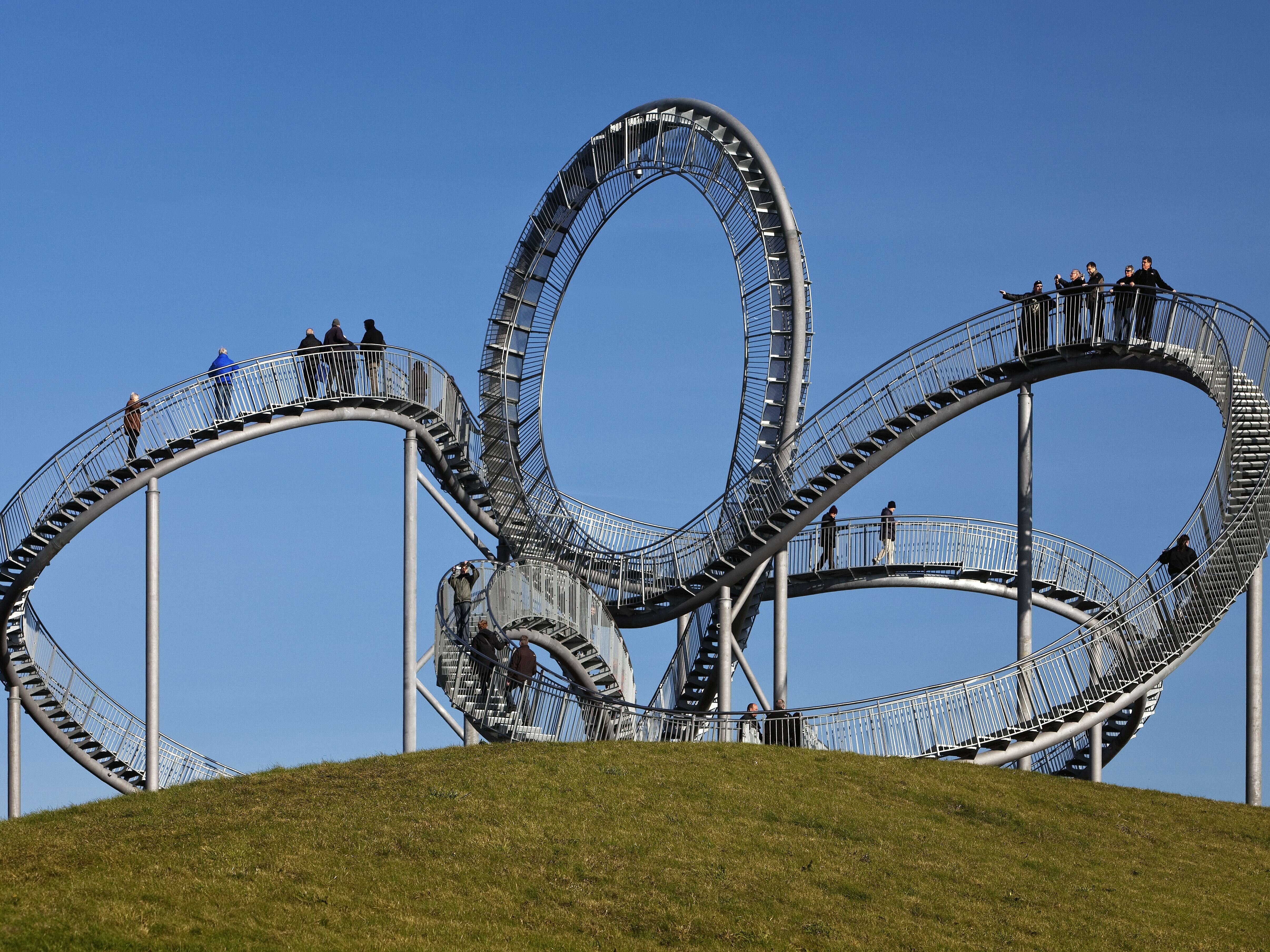 Die begehbare Achterbahn-Skulptur 'Tiger & Turtle - Magic Mountain' auf der Heinrich-Hildebrand-Höhe in Duisburg. 