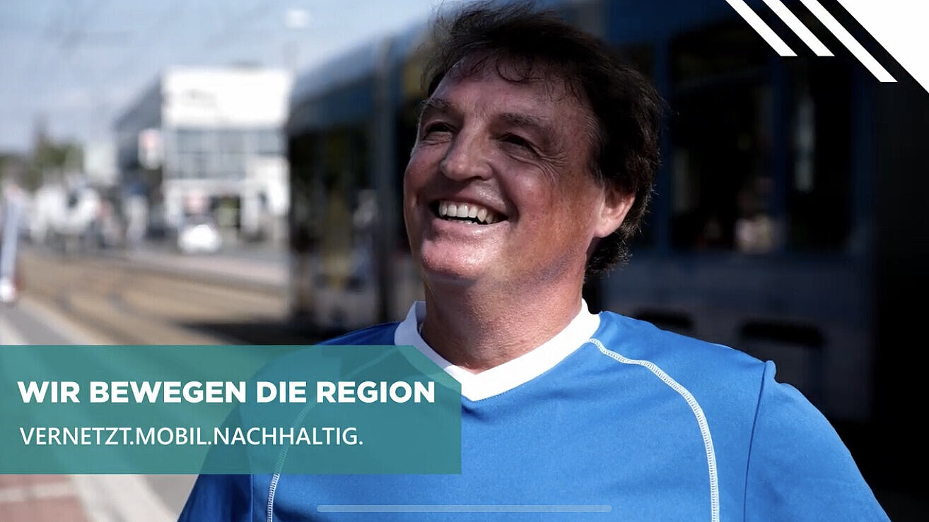 Mann im Rollstuhl in einem blauen Fußballtrikot. Titelaufschrift: Wir bewegen die Region, Vernetzt.Mobil.Nachhaltig