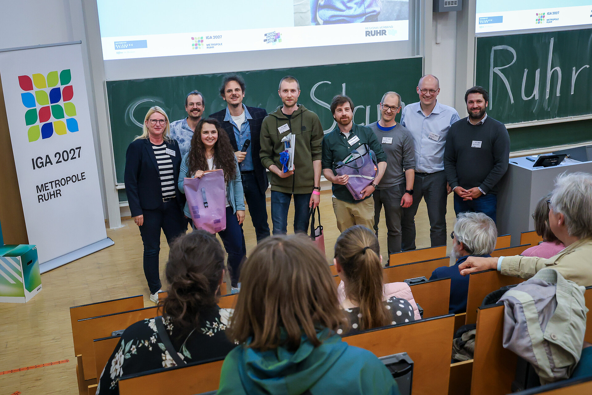 Am Ende wurde ein gemeinsames Foto mit allen Slammer*innen gemacht