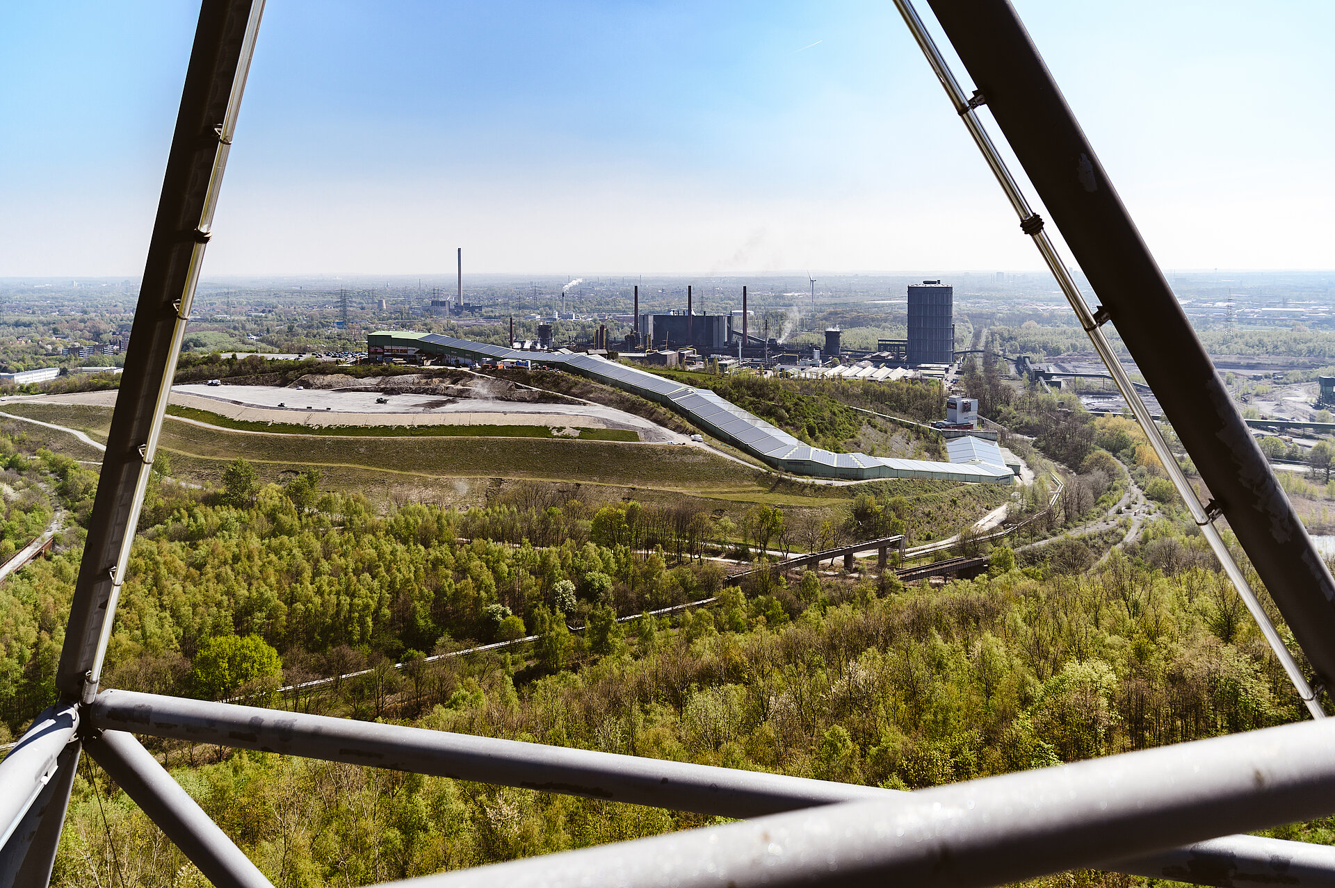 Der Tetraeder krönt die Bergehalde Beckstraße in Bottrop.