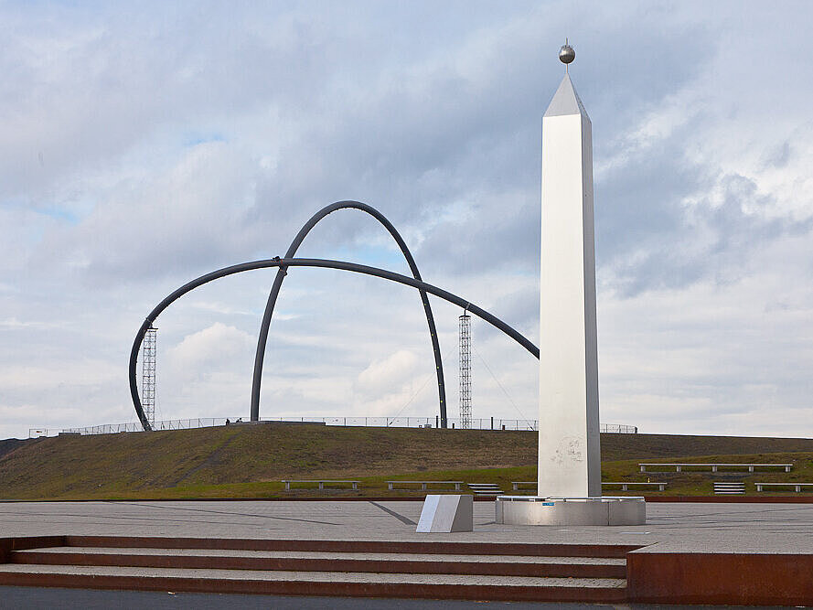Horizontzobservatorium und Obelisk auf der Halde Hoheward.