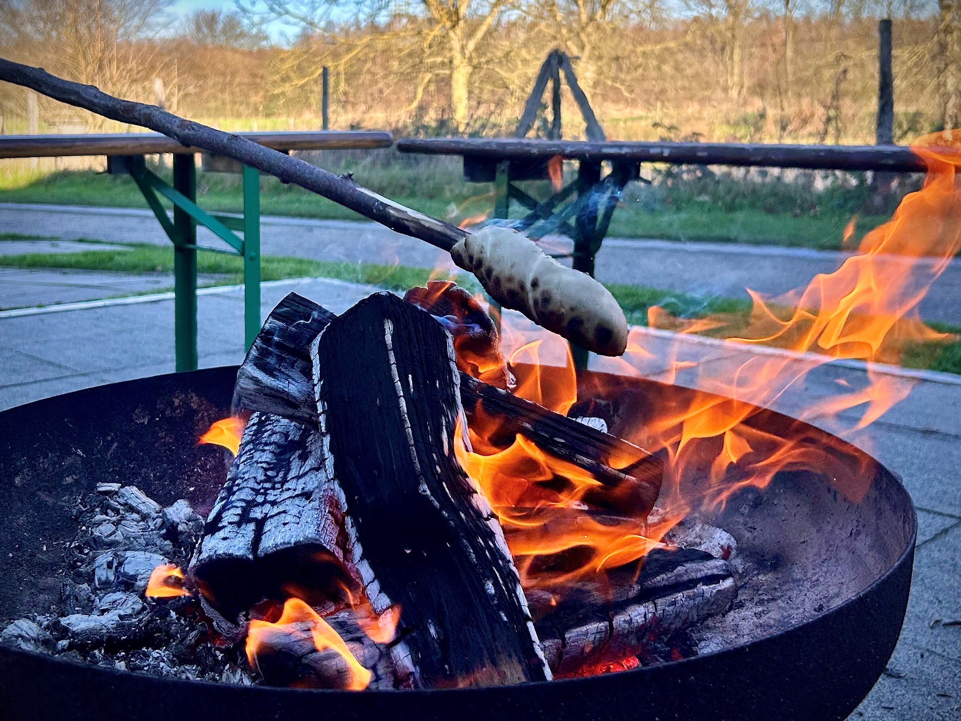 Stockbrot über dem Lagerfeuer