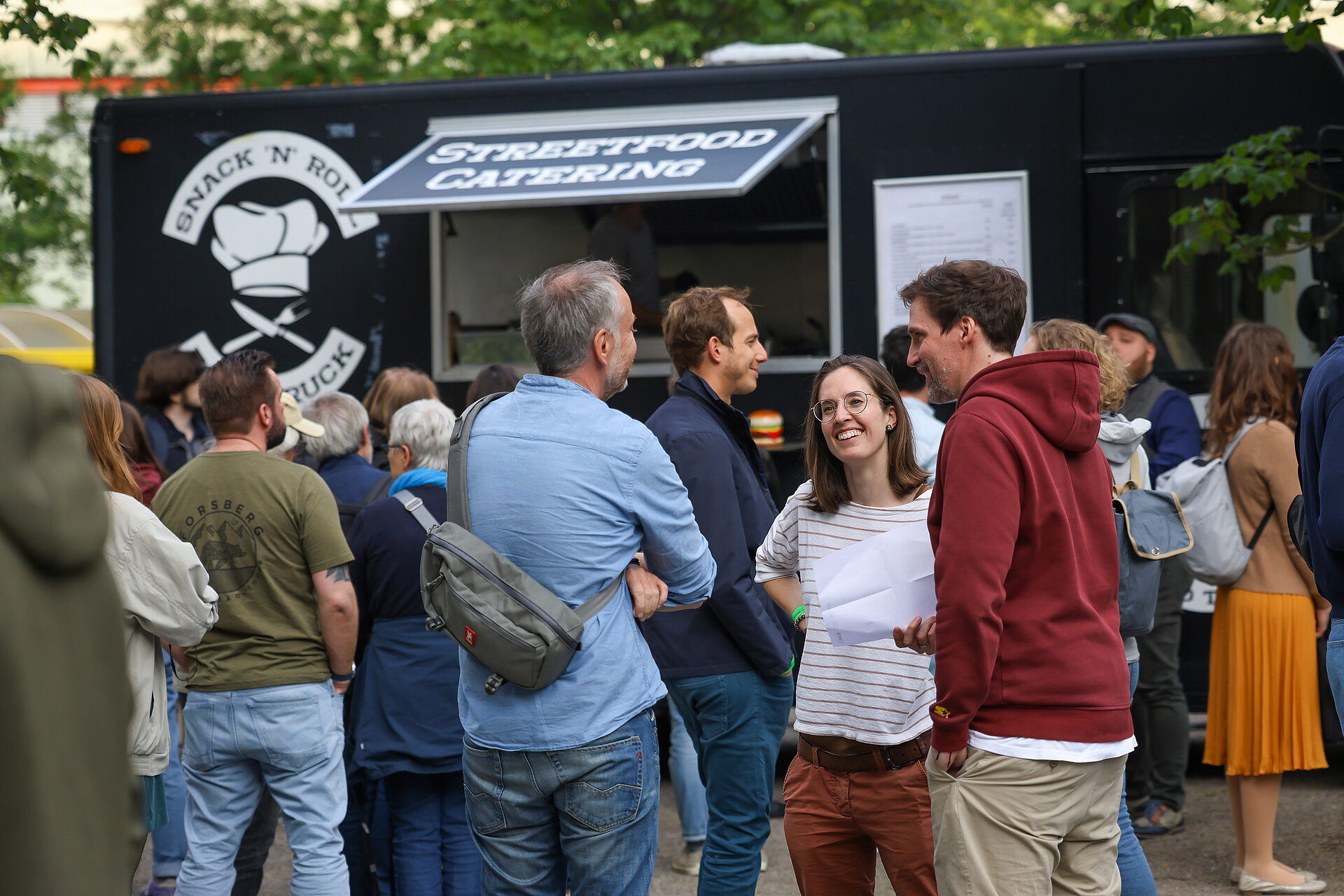 Besucher*innen draußen an einem Foodtruck