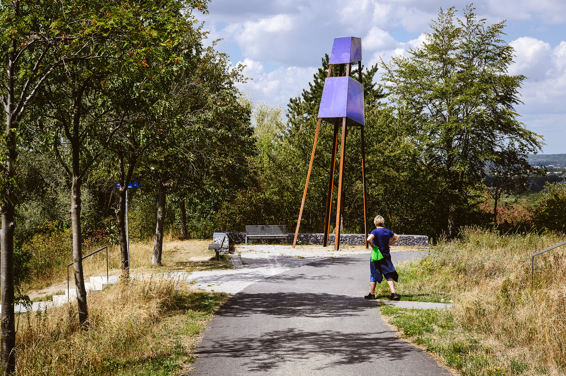 Nördlich und östlich an die Adener Höhe liegt der Korridorpark.