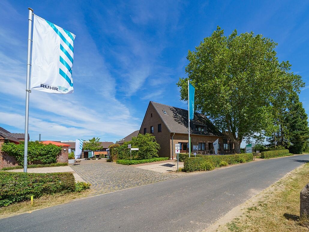 RVR-Naturforum Bislicher Insel, 2019. Ansicht des RVR-Naturforums Bislicher Insel von der Straße aus.