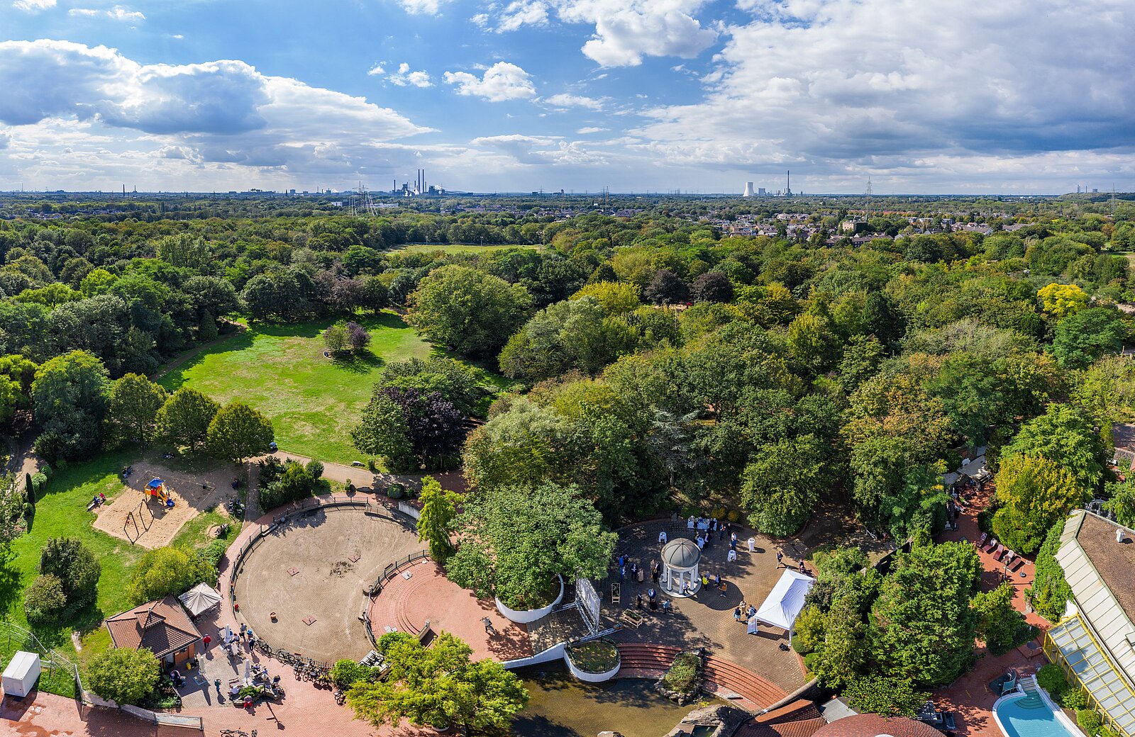 Revierpark Mattlerbusch in Duisburg aus der Vogelperspektive am 6. September 2020 - Spatenstich für die Modernisierung im Rahmen von "Zukunft und Heimat: Revierparks 2020".