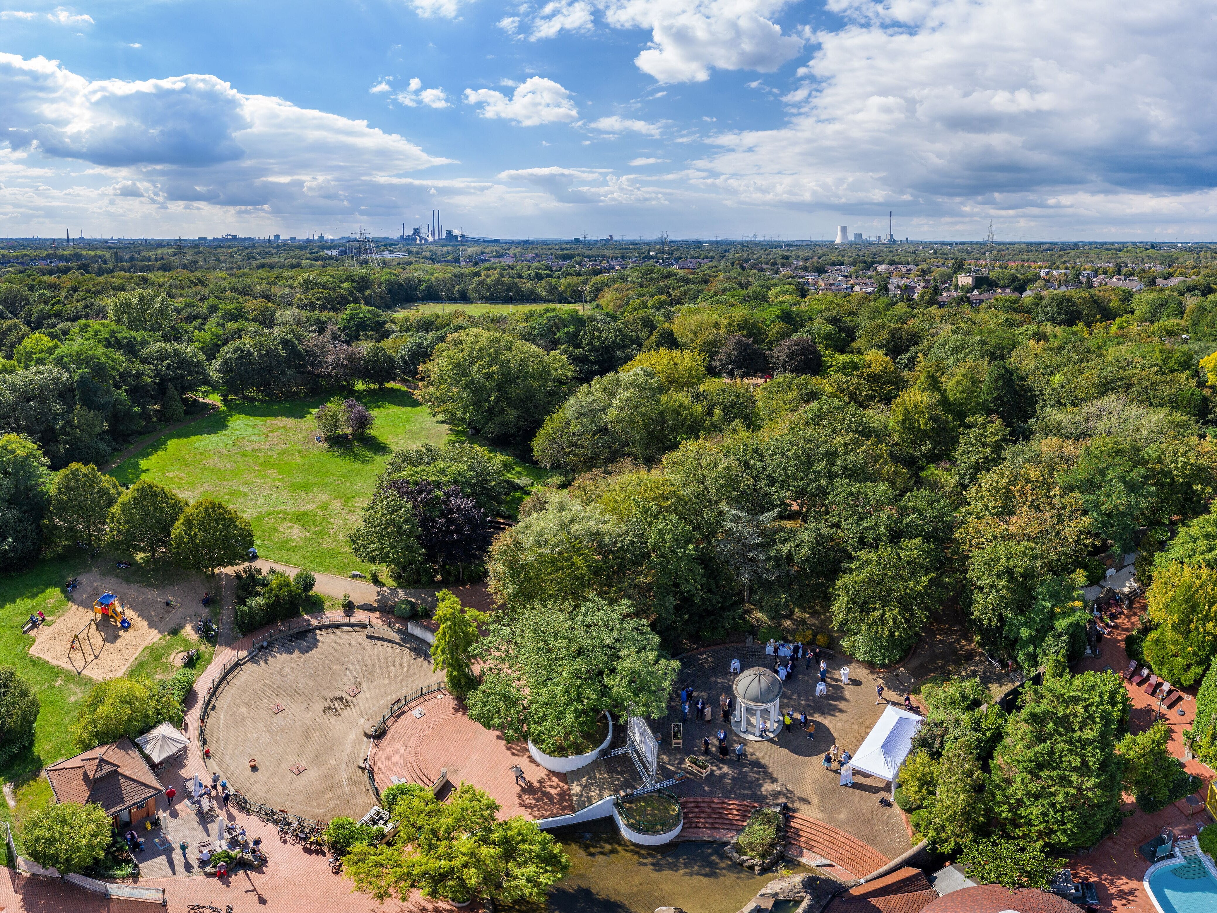 Revierpark Mattlerbusch in Duisburg aus der Vogelperspektive am 6. September 2020 - Spatenstich für die Modernisierung im Rahmen von "Zukunft und Heimat: Revierparks 2020".