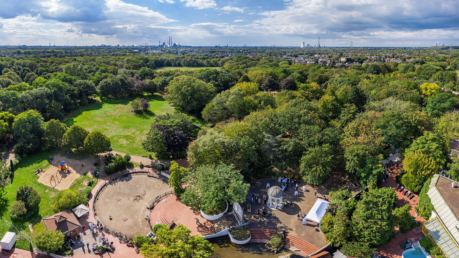 Revierpark Mattlerbusch in Duisburg aus der Vogelperspektive am 6. September 2020 - Spatenstich für die Modernisierung im Rahmen von "Zukunft und Heimat: Revierparks 2020".