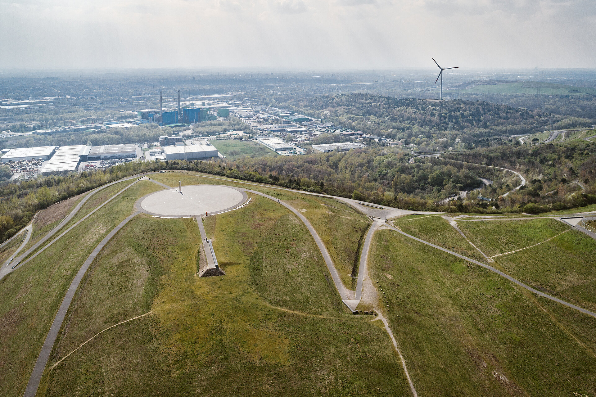 Die Stahlbögen des Horizontzobservatoriums und der Obelisk auf der Halde Hoheward.