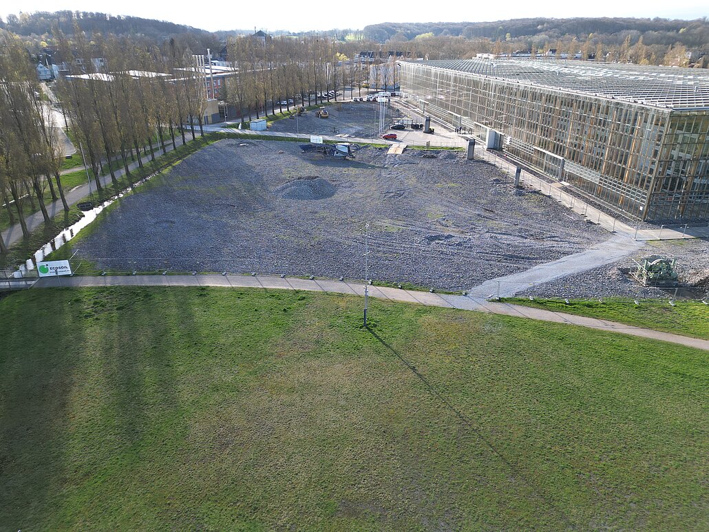 Schotter- und Grauwackeflächen rund um die Akademie Mont-Cenis