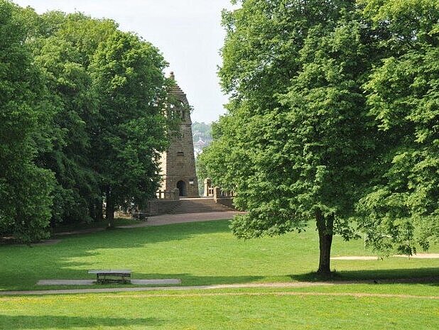 Blick zum Berger-Denkmal im Stadtwald Witten.