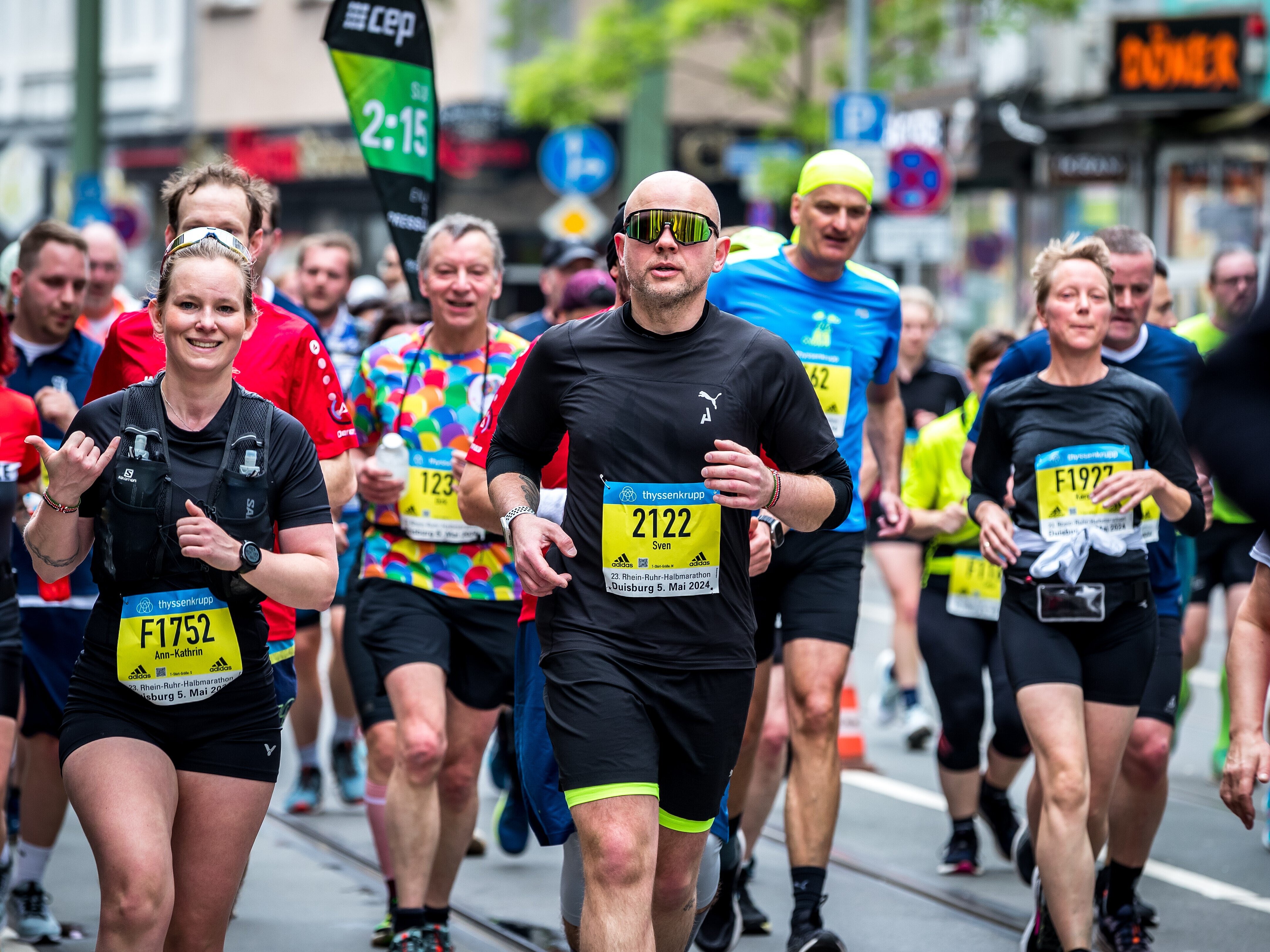 Zahlreiche Läuferinnen und Läufer auf einer Straß0e.
