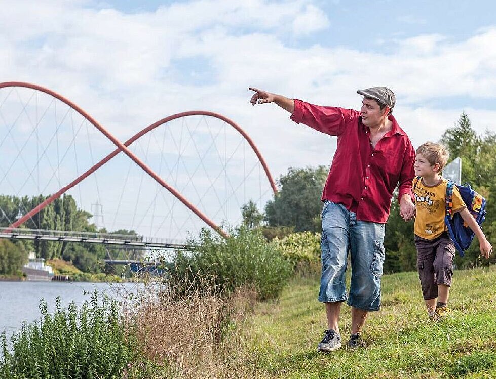 Vater und Sohn im Emscher Landschaftspark.