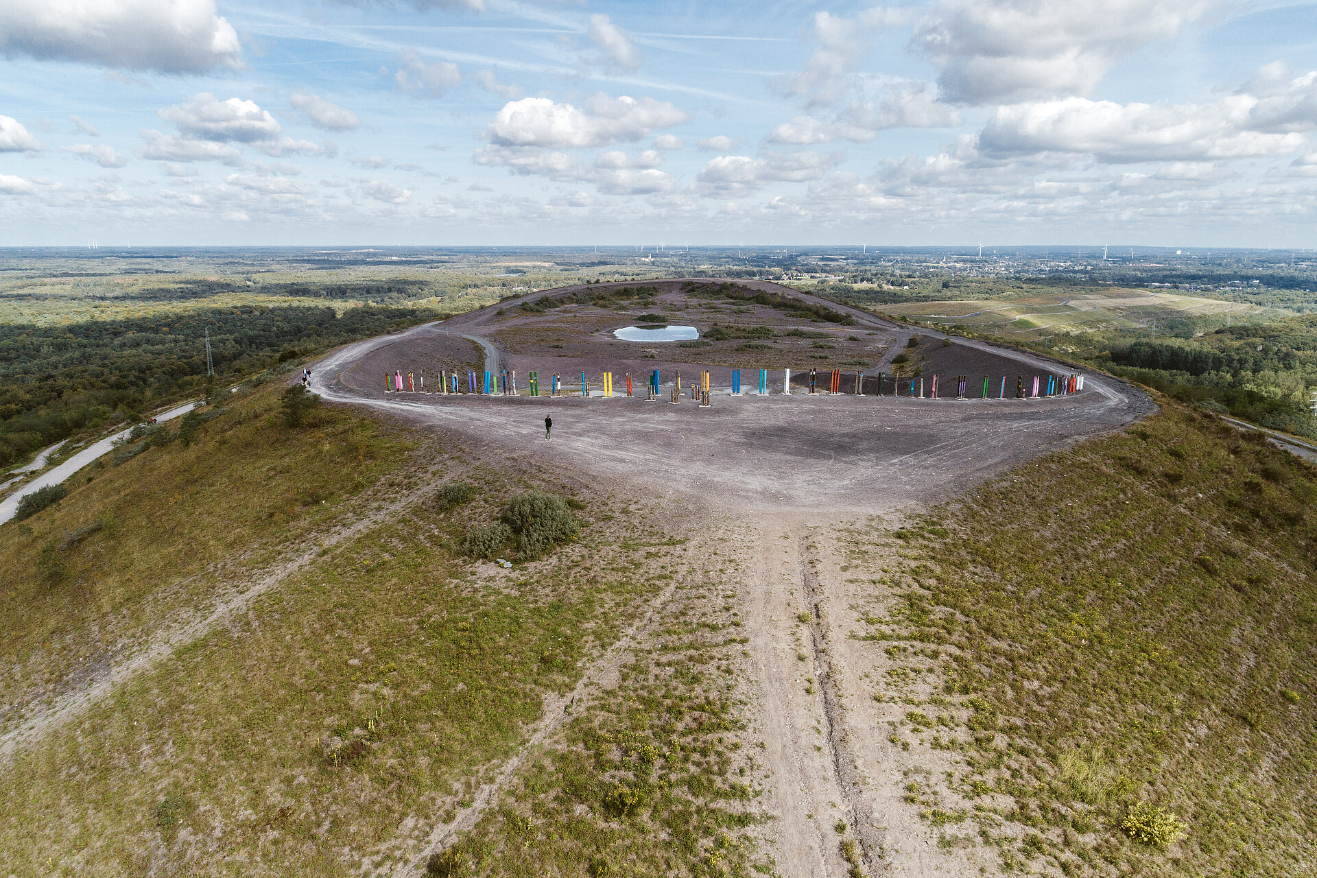 100 bemalte Bahnschwellen zieren den Gipfel der Halde Haniel.