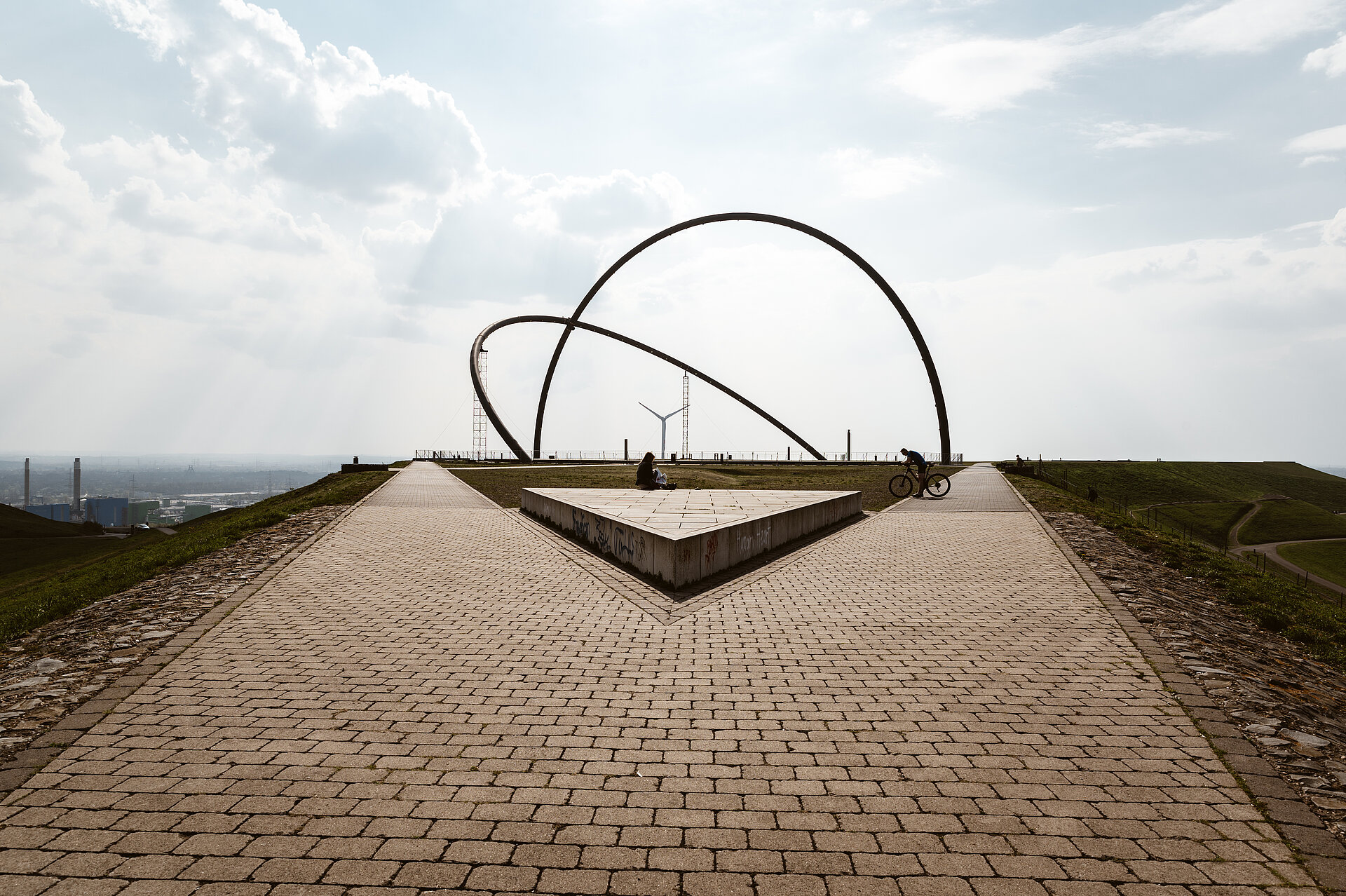 Die Stahlbögen des Horizontzobservatoriums auf der Halde Hoheward.