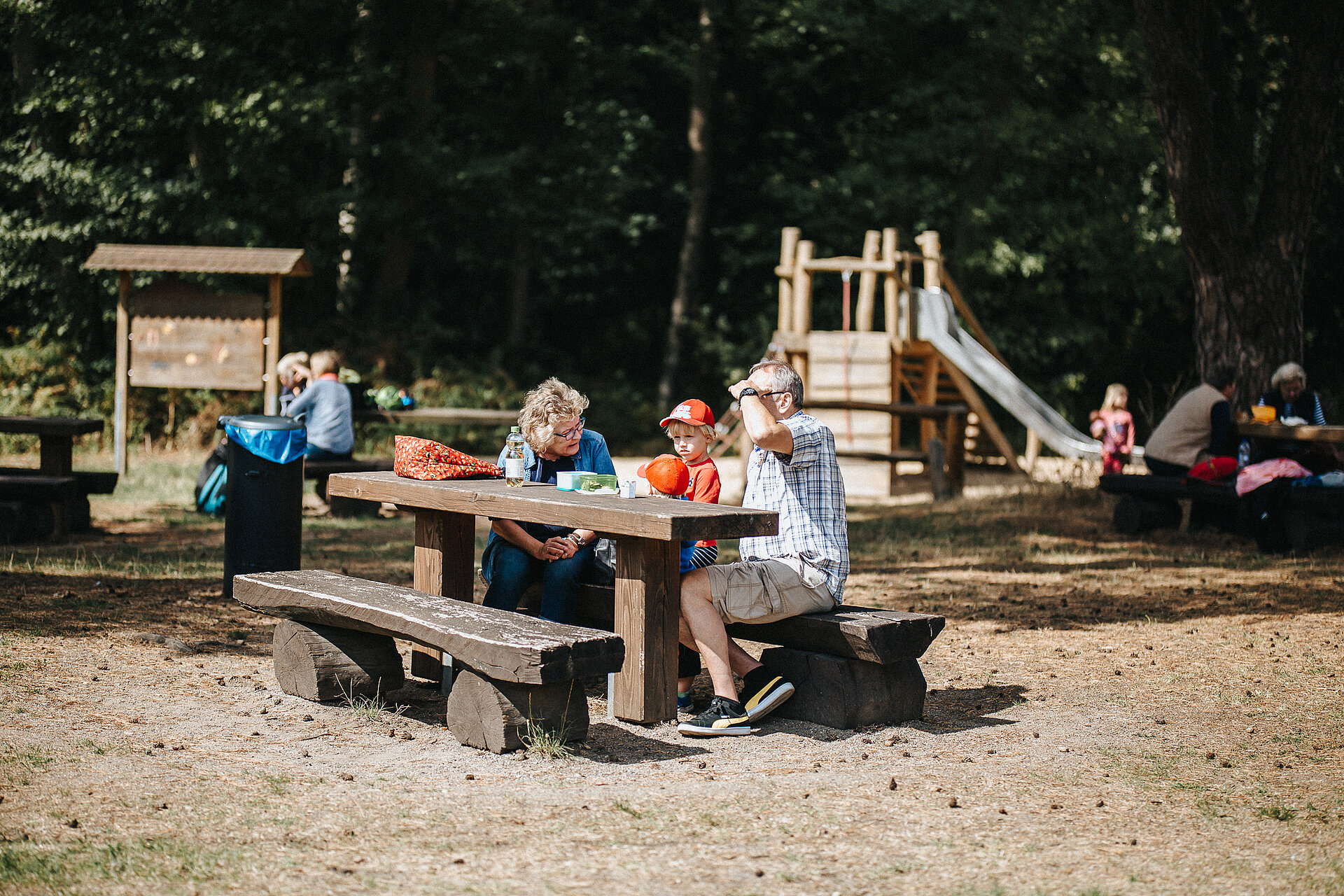 Picknicktisch am Waldspielplatz