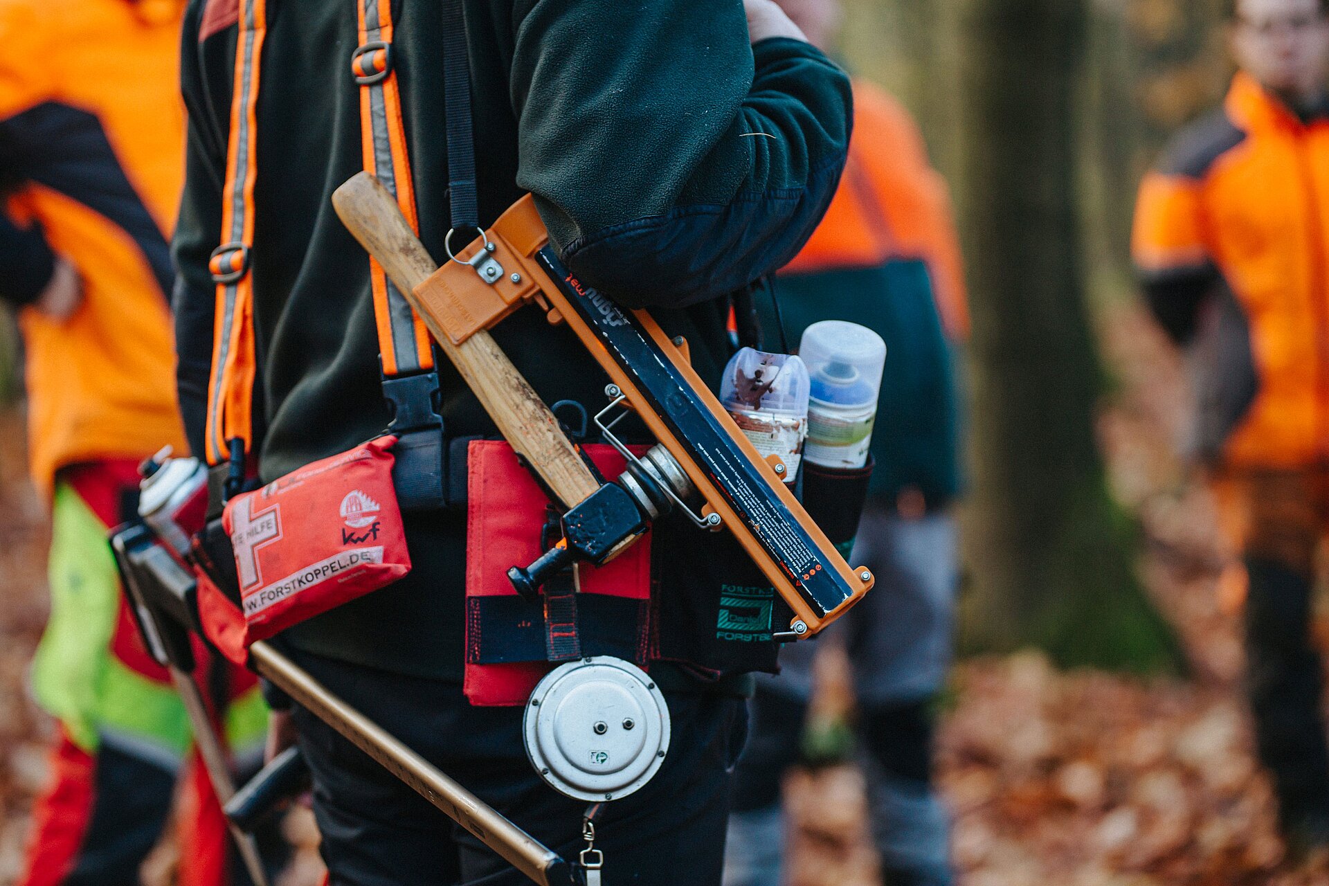 Das Holzmesszwerkzeug, Forstkoppel bestehend aus Kluppe, Nummerierzeug, Forstmarkierfarbe, Maßband.