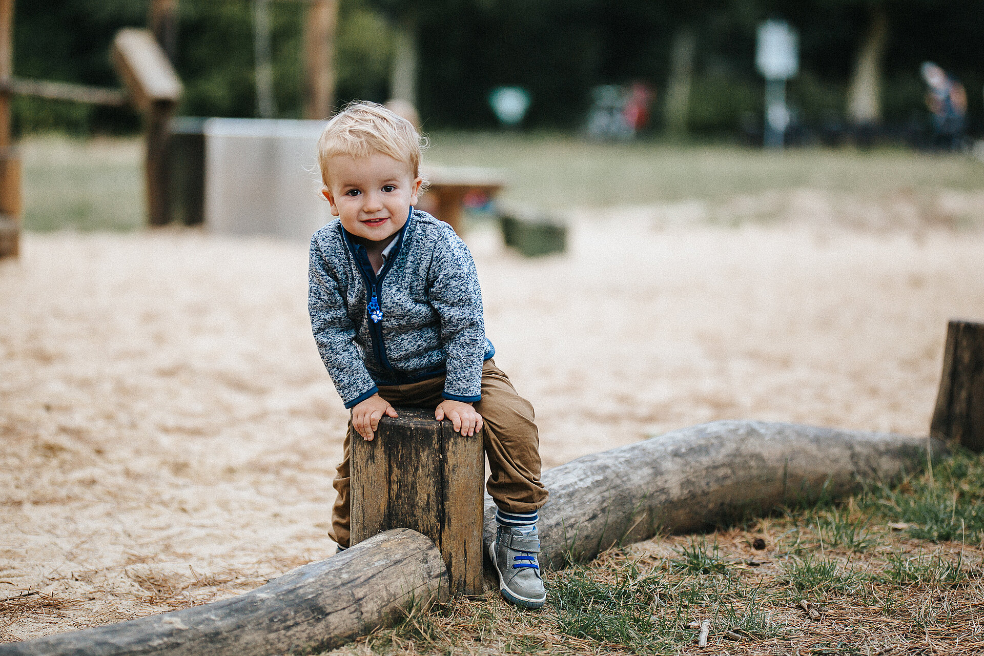 Kind auf dem Waldspielplatz