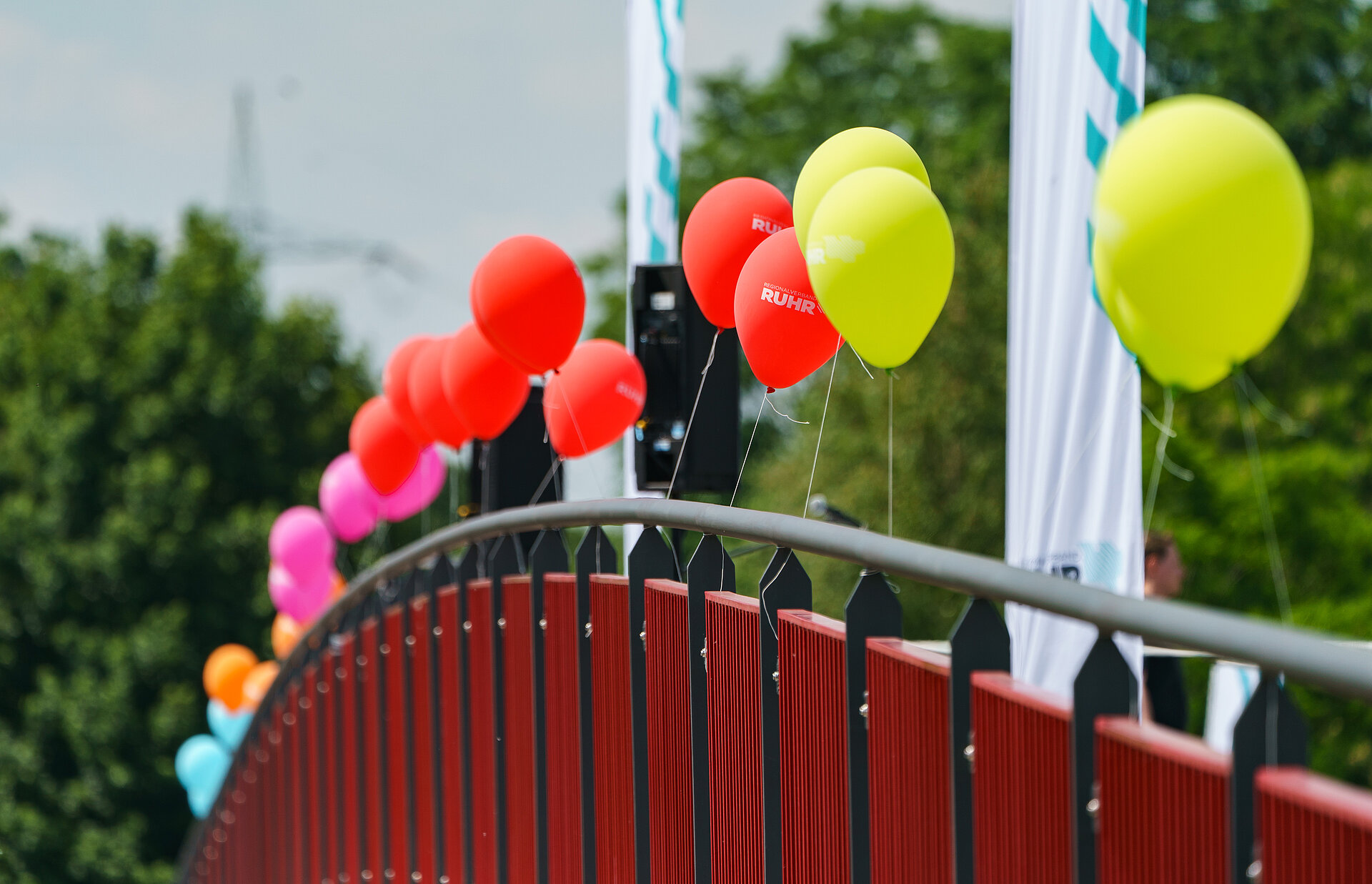 Lufballons bei der offiziellen Eröffnung der Brücke für den Radschnellweg RS1 über den Berthold-Beitz-Boulevard in Essen im Juni 2021.