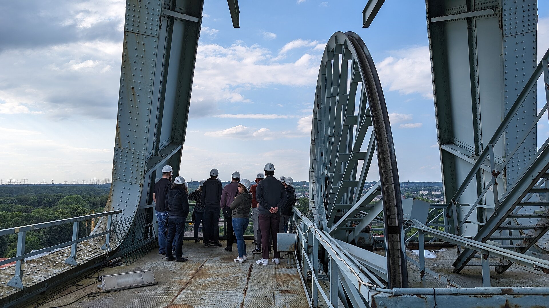 Eine Gruppe von Menschen steht auf der Aussichtsplattform des Förderturms der Zeche Ewald