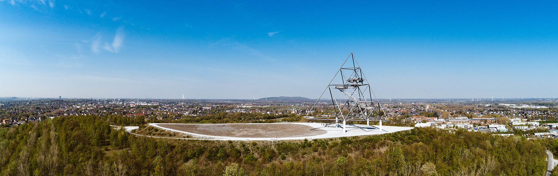 Blick auf den Tetraeder Bochum auf der Halde Beckstraße.