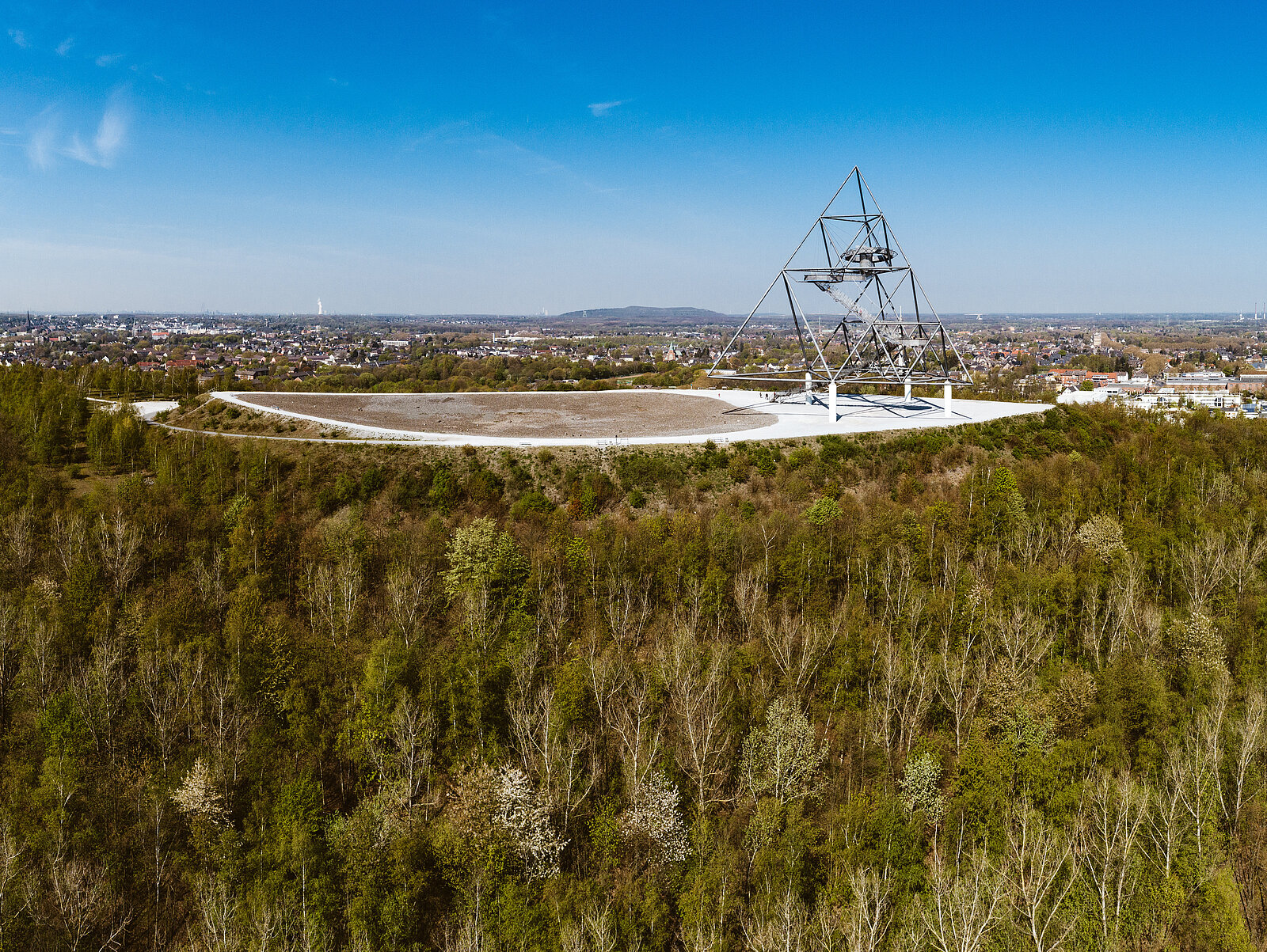 Blick auf den Tetraeder Bochum auf der Halde Beckstraße.