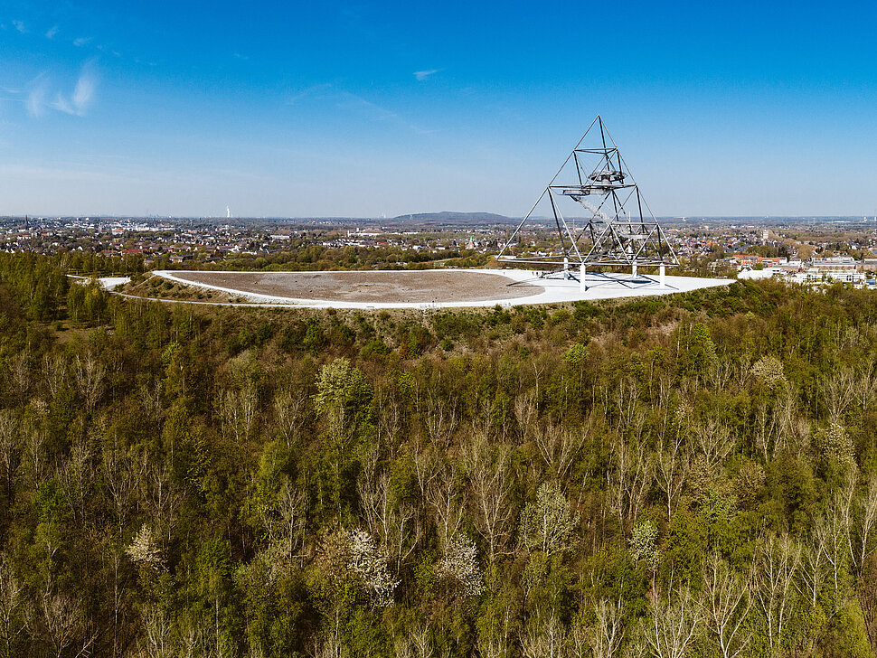 Blick auf den Tetraeder Bochum auf der Halde Beckstraße.