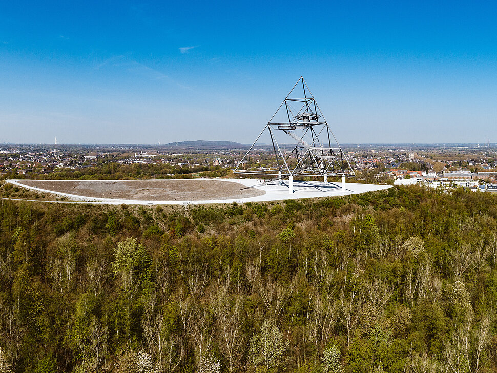 Blick auf den Tetraeder Bochum auf der Halde Beckstraße.