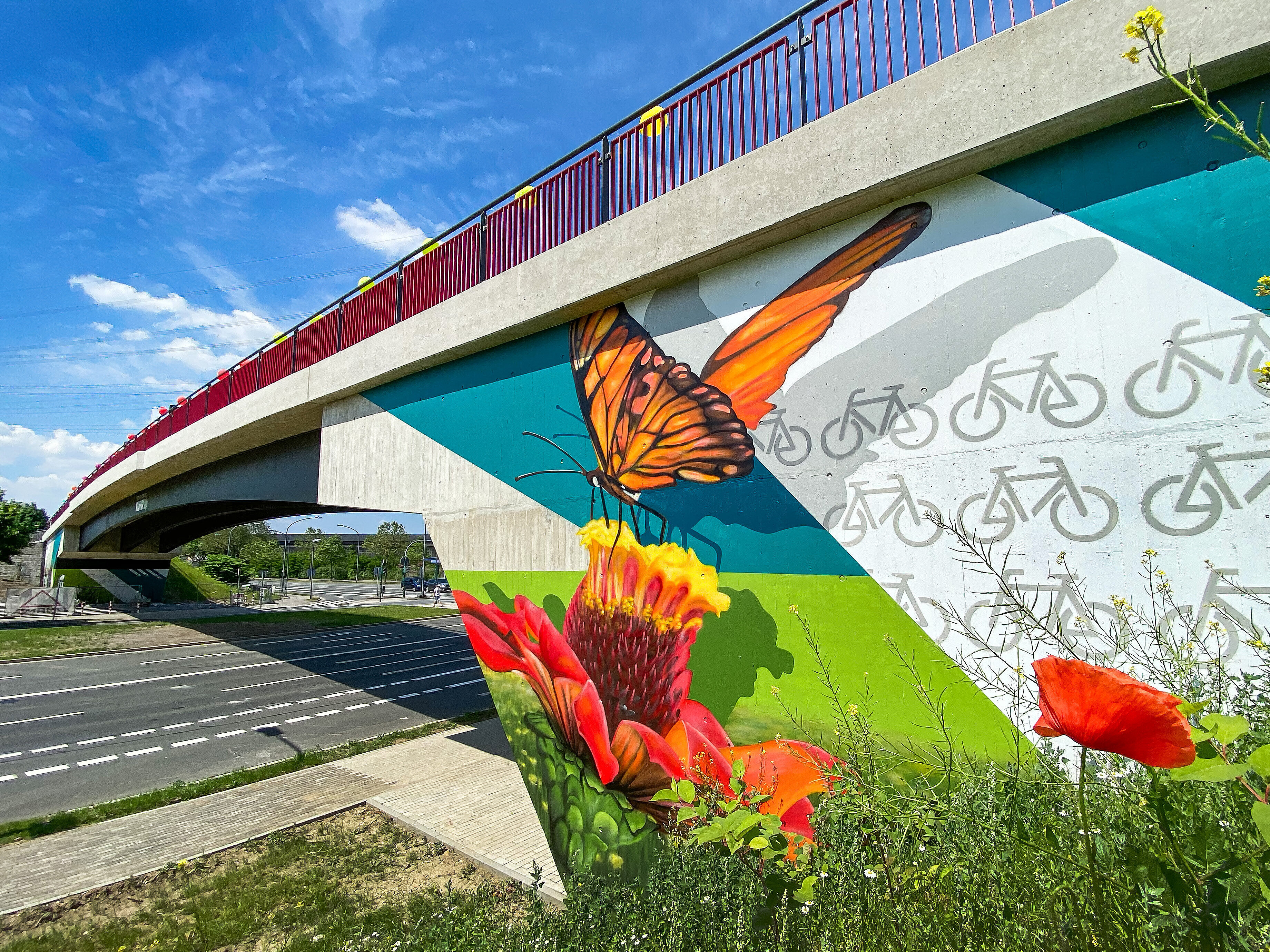 Künstlerisches Graffiti an der neu eröffneten Brücke für den Radschnellweg RS1 über den Berthold-Beitz-Boulevard in Essen im Juni 2021.