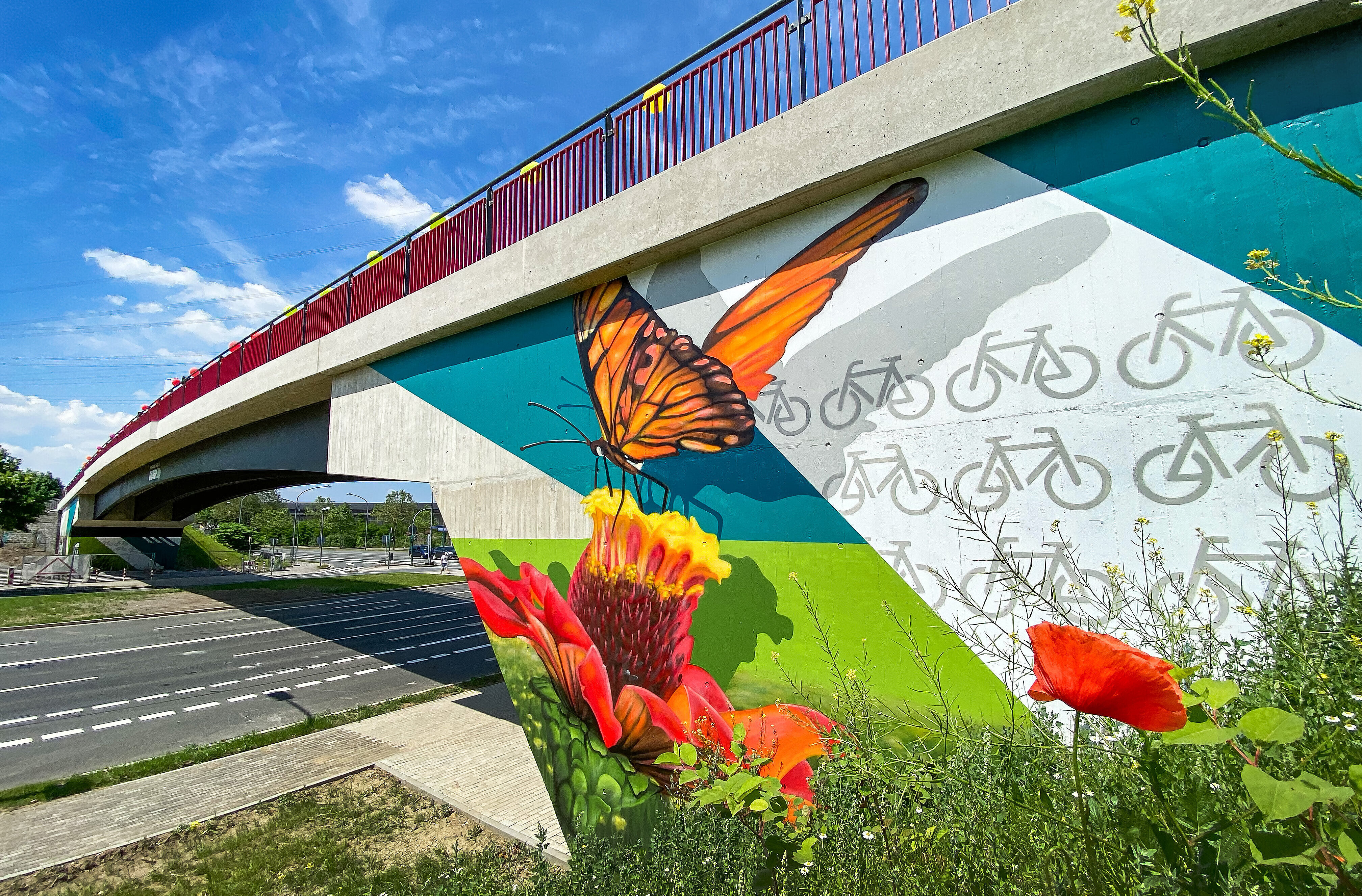 Künstlerisches Graffiti an der neu eröffneten Brücke für den Radschnellweg RS1 über den Berthold-Beitz-Boulevard in Essen im Juni 2021.