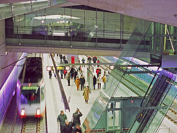 Foto von einer einfahrenden Straßenbahn am Bochumer Hauptbahnhof