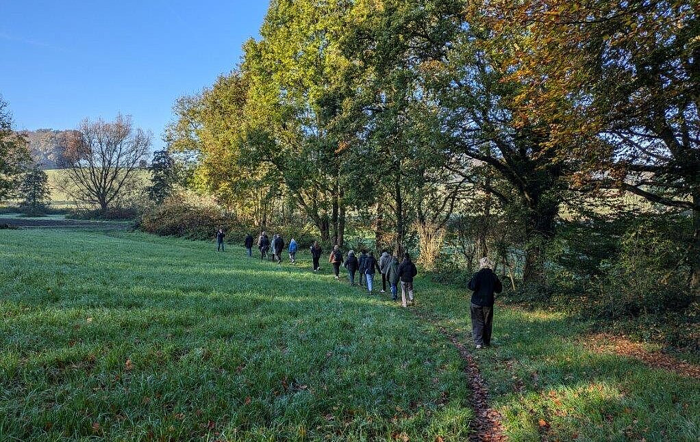 Teilnehmende auf Exkursion durch den Grünzug E
