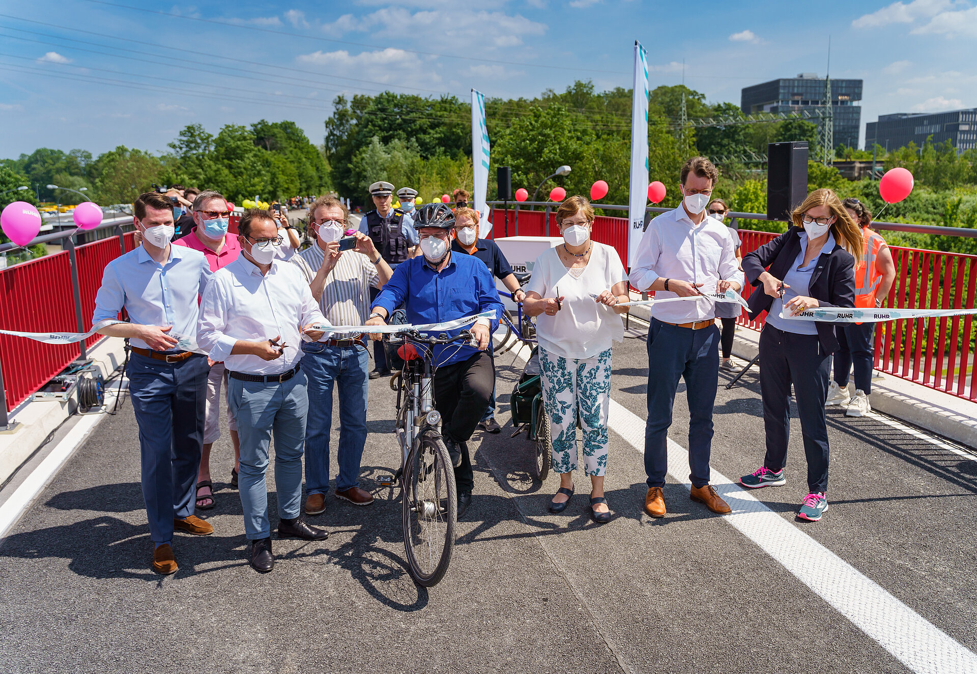 Jetzt ist der Weg frei - Offizielle Eröffnung der Brücke für den Radschnellweg RS1 über den Berthold-Beitz-Boulevard in Essen im Juni 2021.