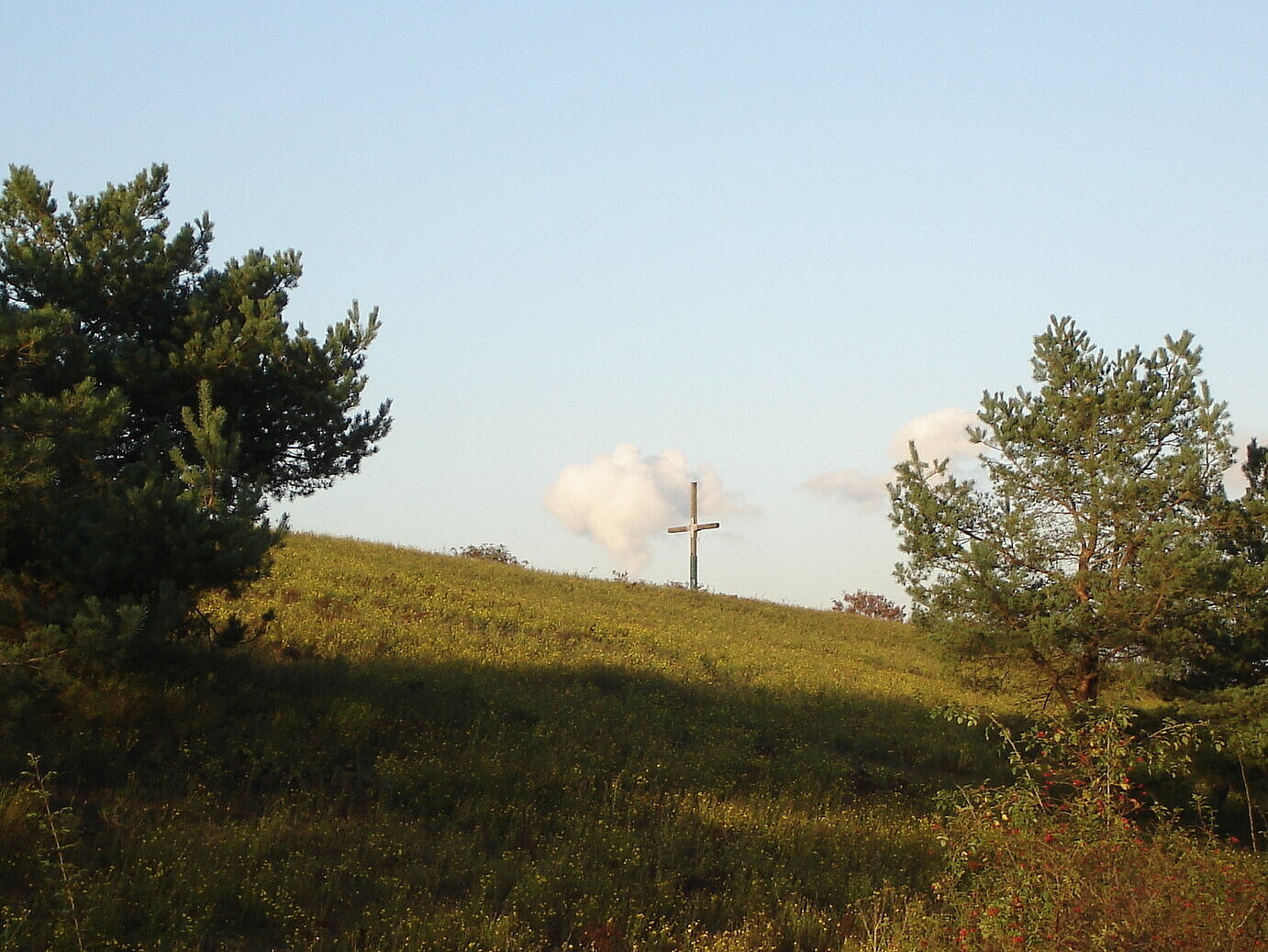 Blick auf das Gipfelkreuz auf der Halde Pattberg in Moers.