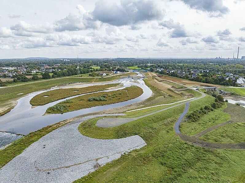 Blick auf die renatuierte Emscher-Mündung in Dinslaken