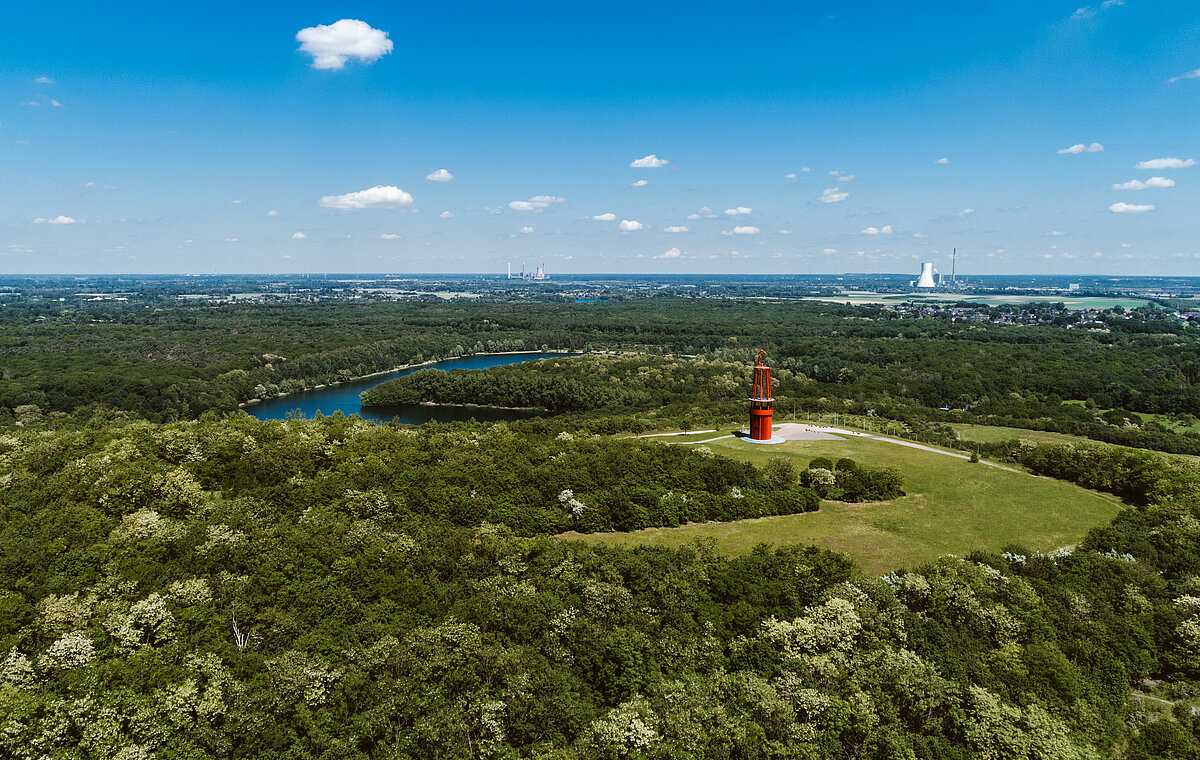 Halde Rheinpreußen aus der Luft, mit Blick auf Grün und Wasser