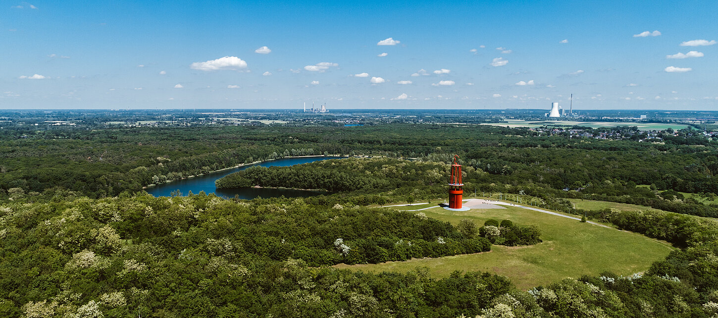 Halde Rheinpreußen aus der Luft, mit Blick auf Grün und Wasser