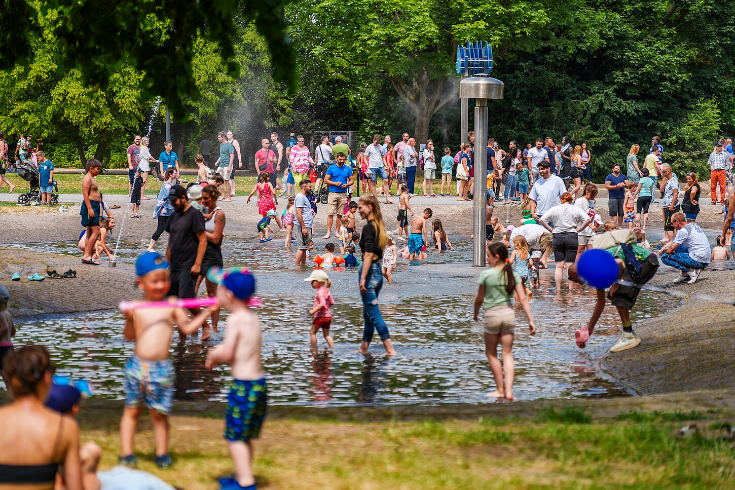 Kinder plantschen im Wasser.