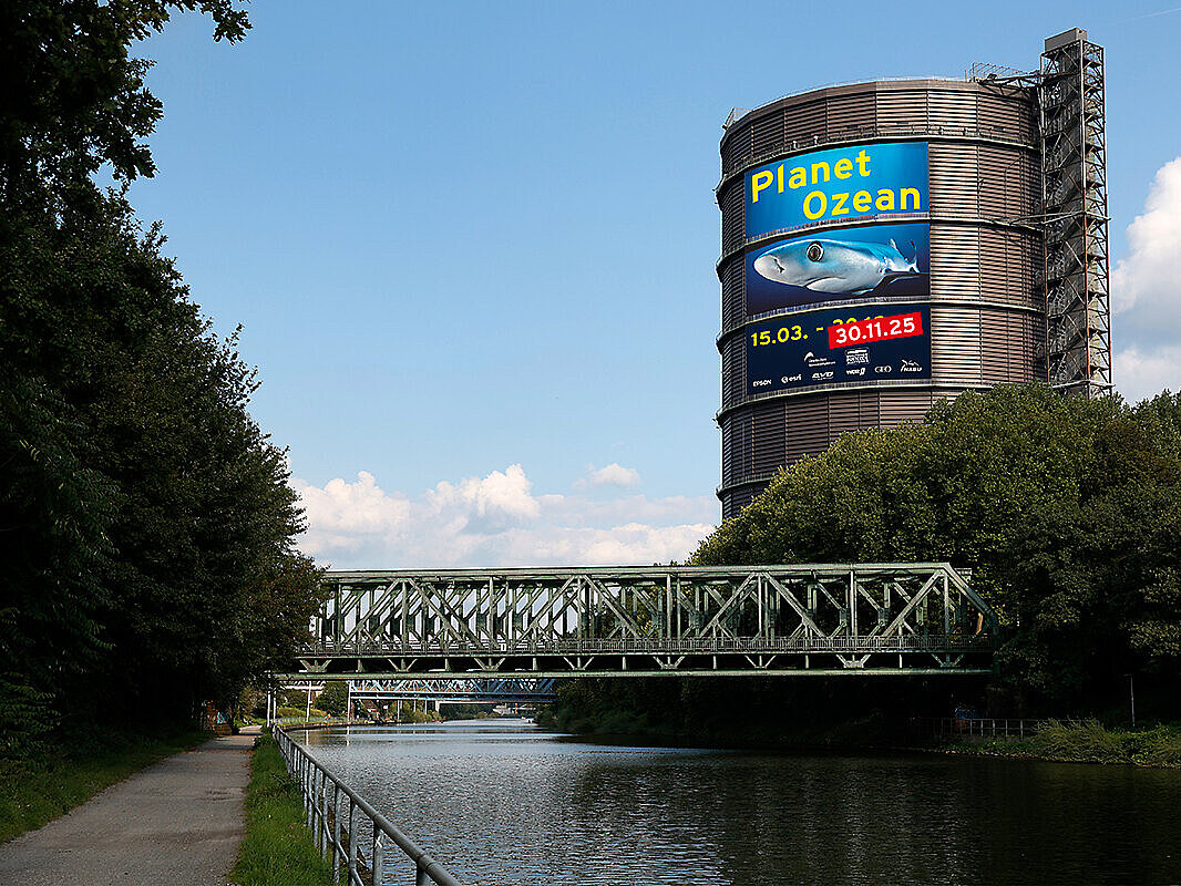 Blick auf das Gasometer vom Wasser aus. 
