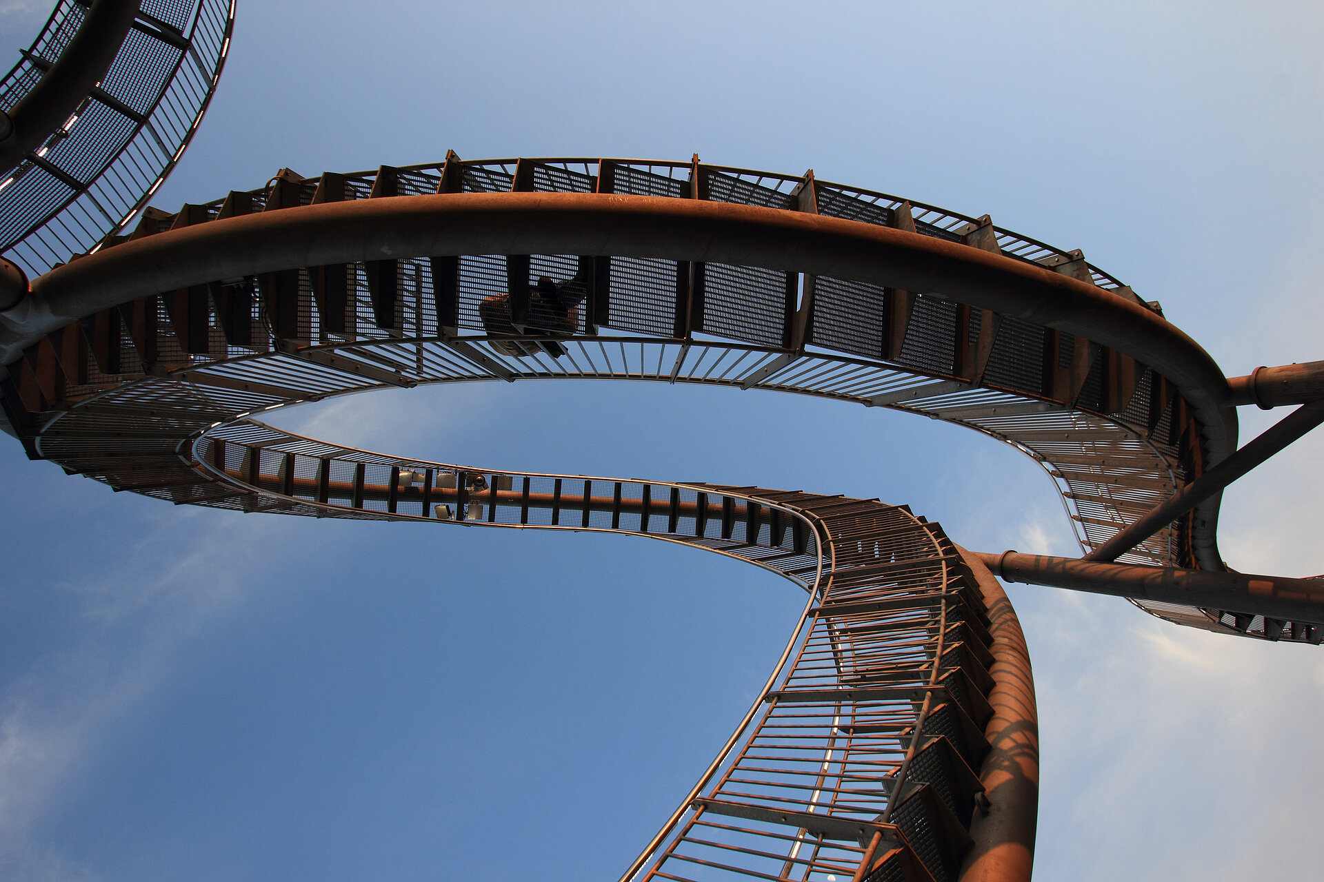 Auch von unten ungewöhnlich: "Tiger & Turtle - Magic Mountain" in Duisburg.