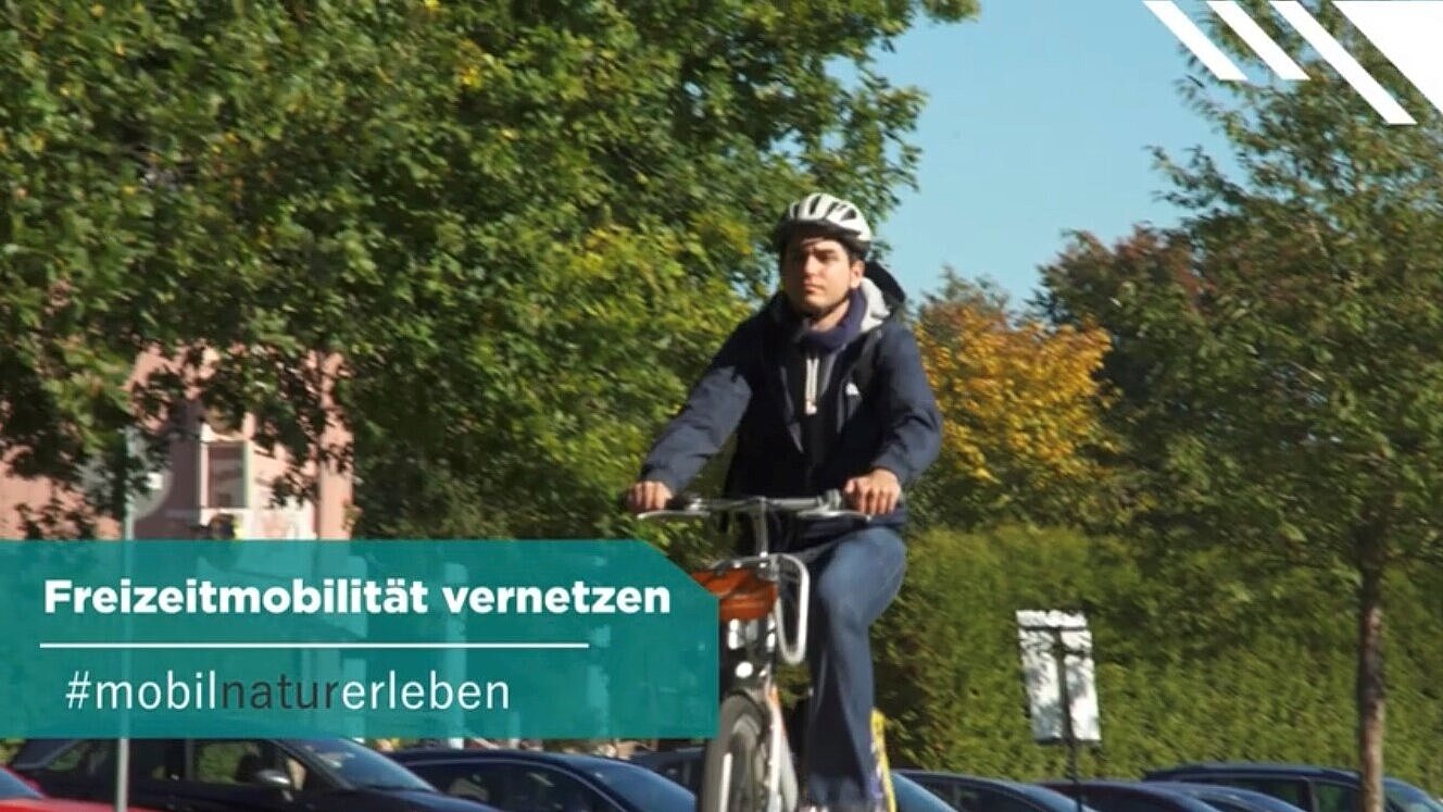 Mann auf Fahrrad, Titel des Films: Freizeitmobilität vernetzen, #mobilnaturerleben