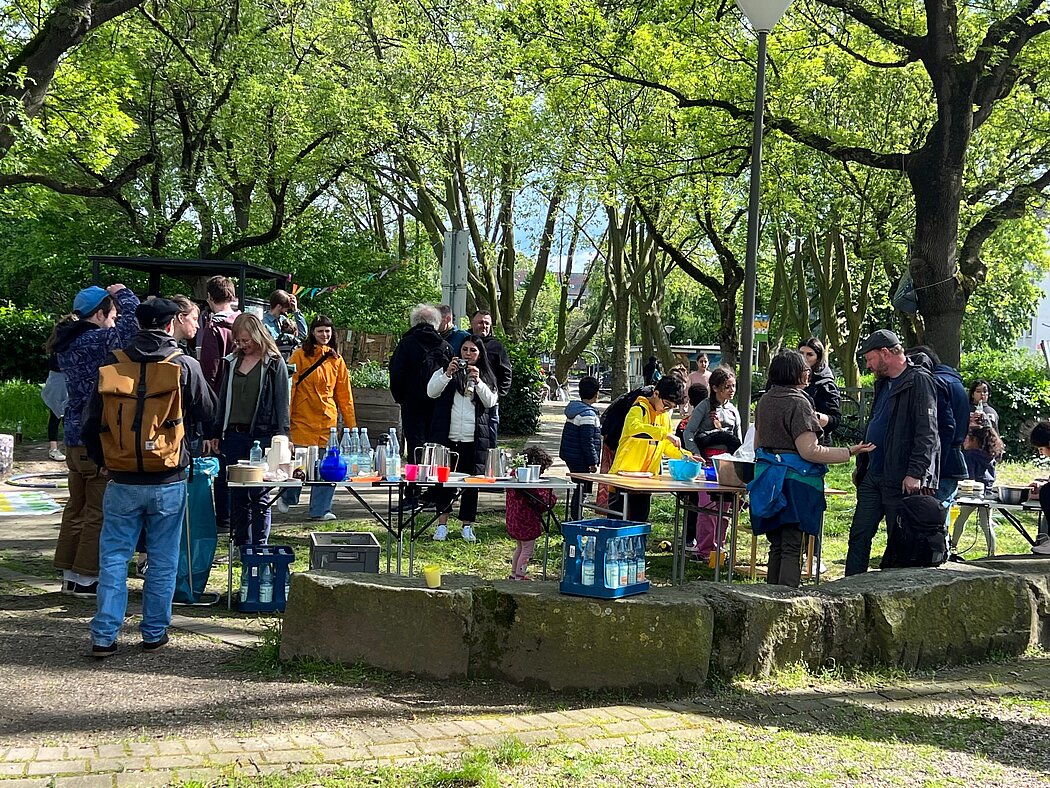 Eine Veranstaltung mit mehreren Menschen im Blücherpark
