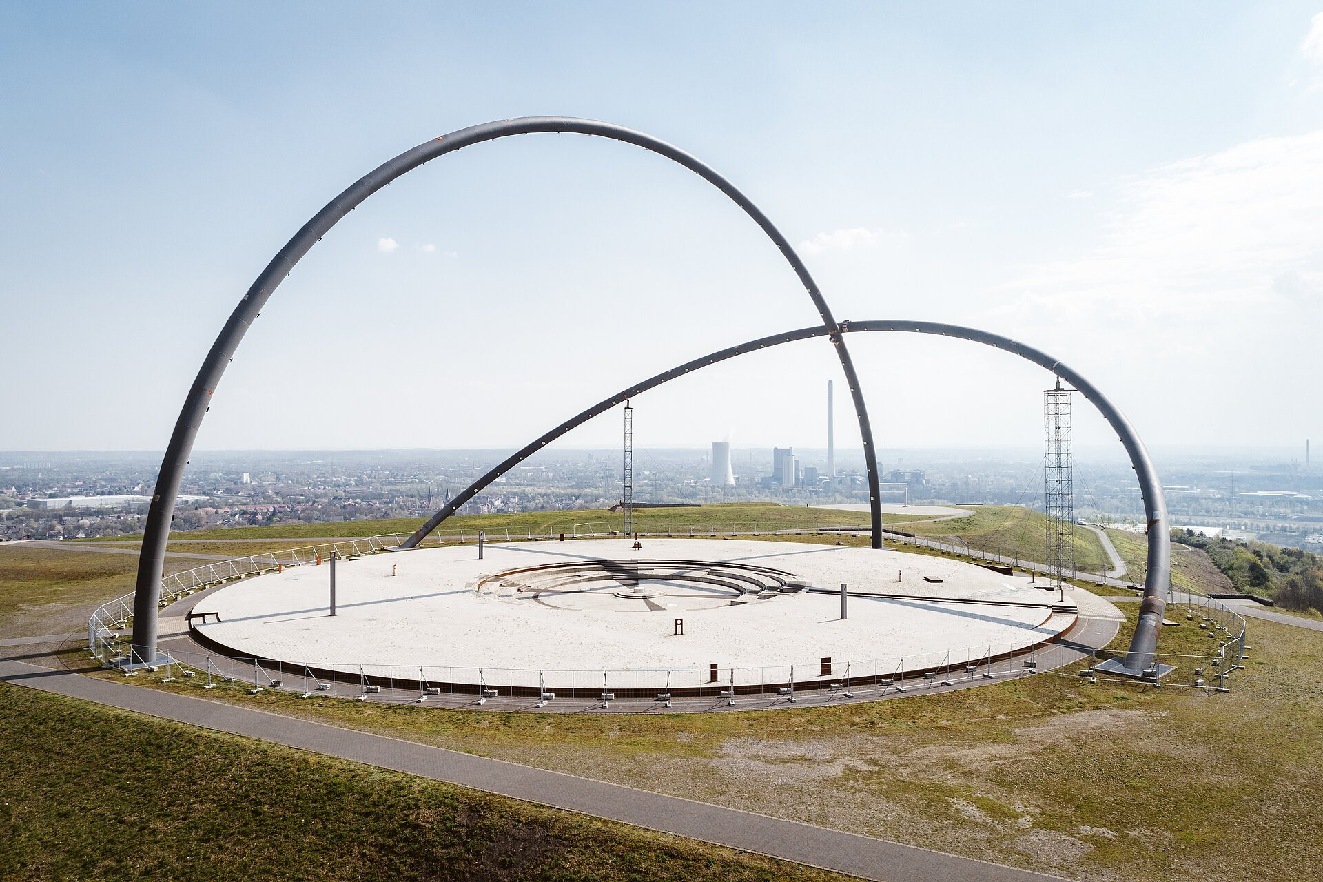 Die Stahlbögen des Horizontzobservatoriums auf der Halde Hoheward.