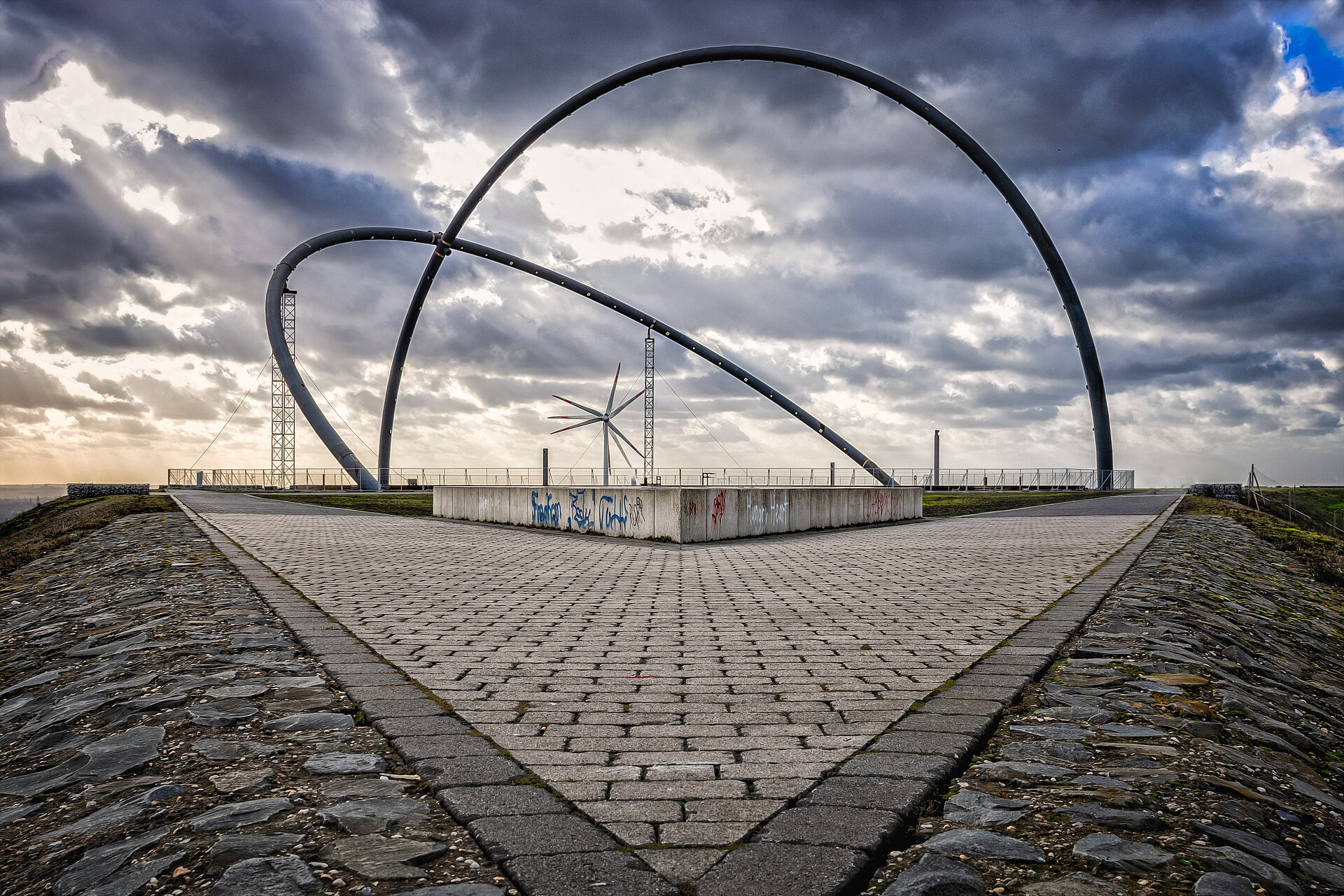 Die Stahlbögen des Horizontzobservatoriums auf der Halde Hoheward.